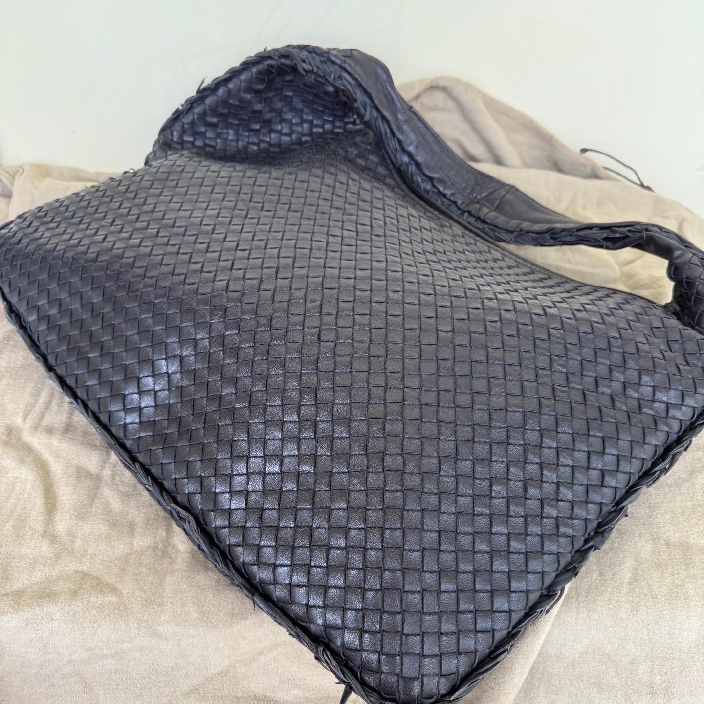 Bottega Veneta Hobo Maxi Noir Franges minuscules Cuir 51cm Excellent état - En vente à AUBERVILLIERS, FR
