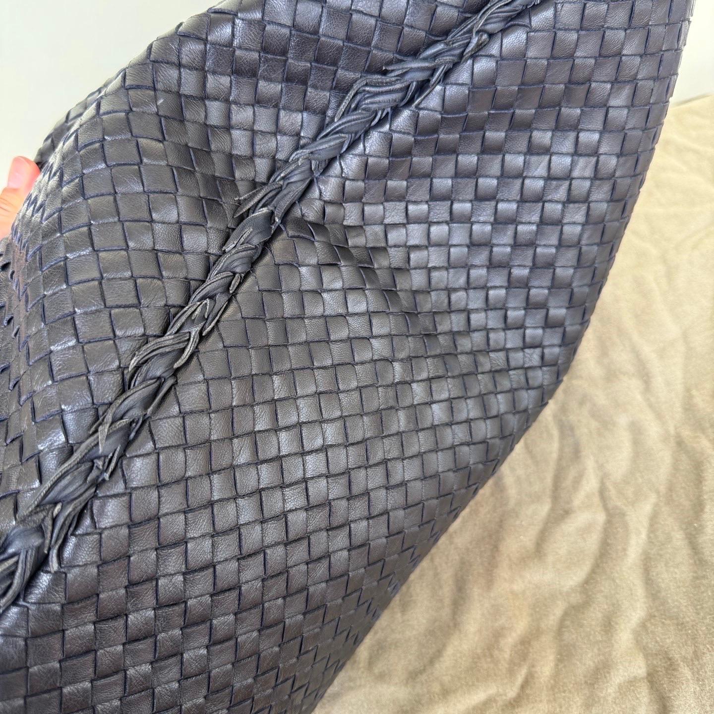 Bottega Veneta Hobo Maxi Noir Franges minuscules Cuir 51cm en vente 3