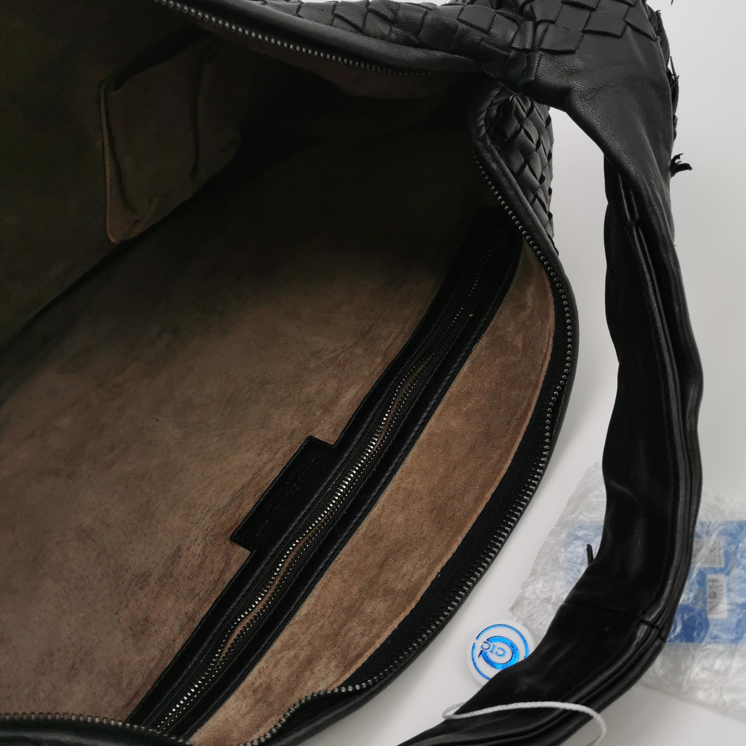 Bottega Veneta Veneta Hobo Maxi Black Tiny Fringes Leather 51cm in vendita 4