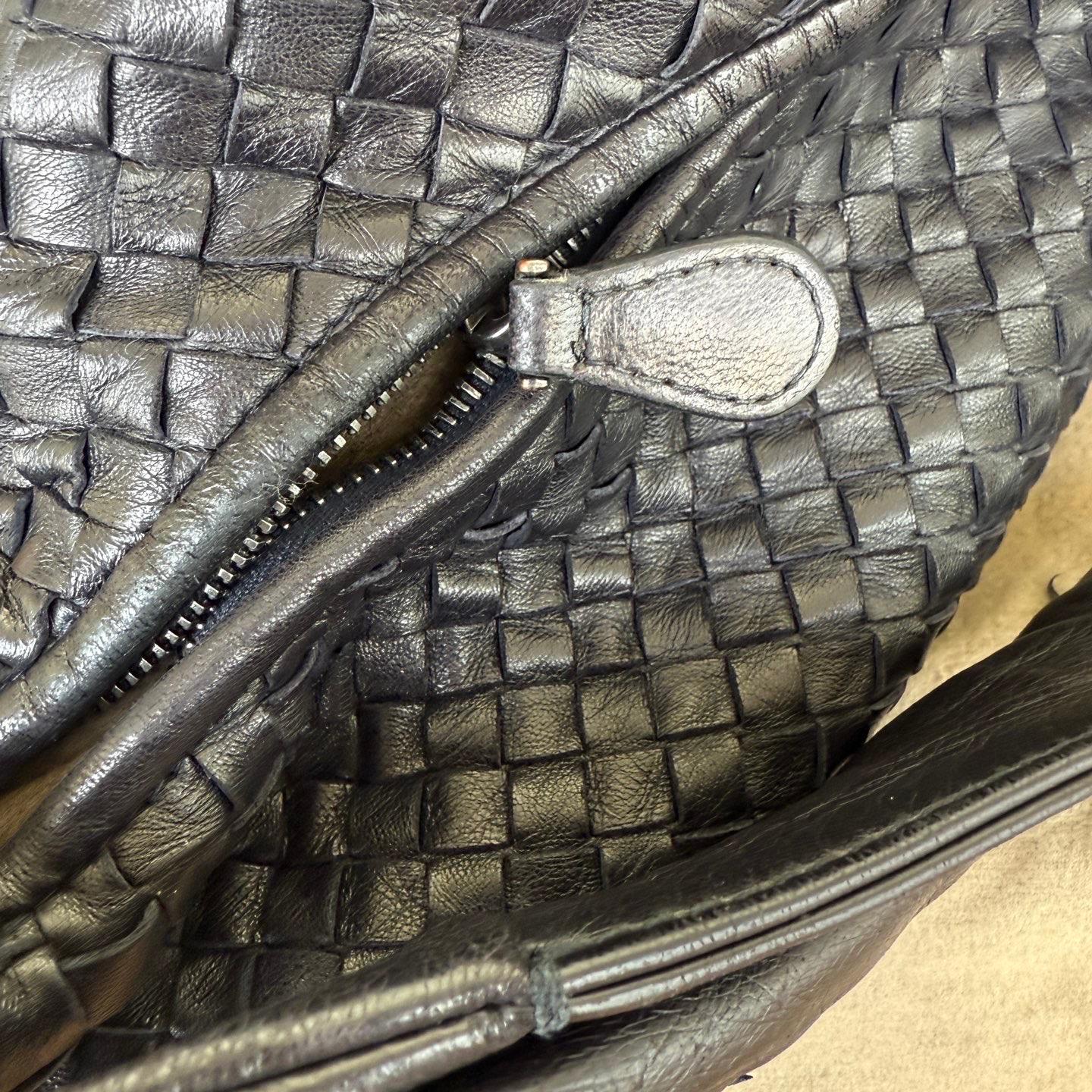 Bottega Veneta Hobo Maxi Noir Franges minuscules Cuir 51cm en vente 5