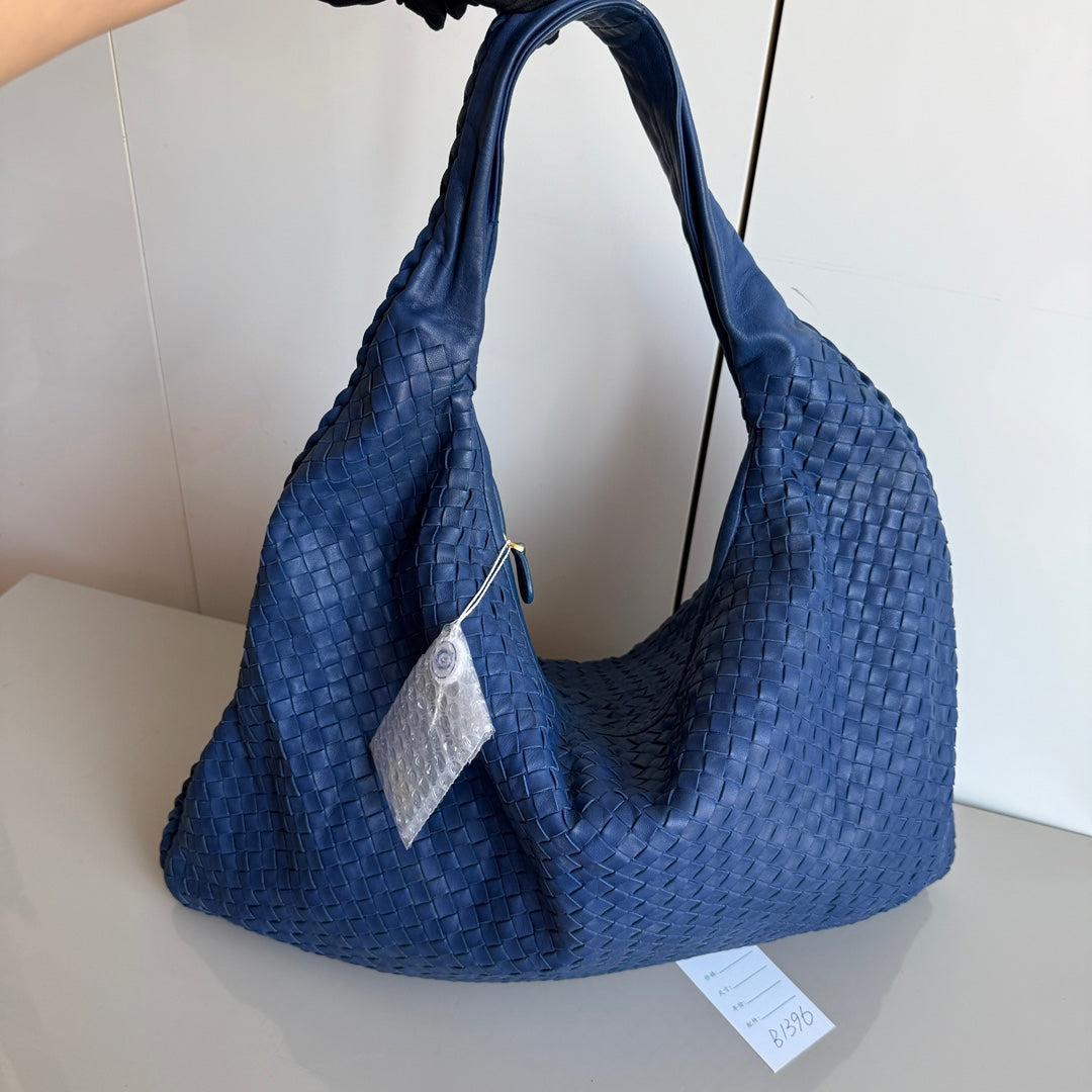 Bottega Veneta Veneta Hobo Maxi Piel Intrecciato Azul Marino Oscuro 52cm
 Estas son fotos profesionales de la bolsa real.
 Este Bolso Bottega Veneta Veneta es una pieza excepcional de lujo, confeccionada en la emblemática piel de cordero con el