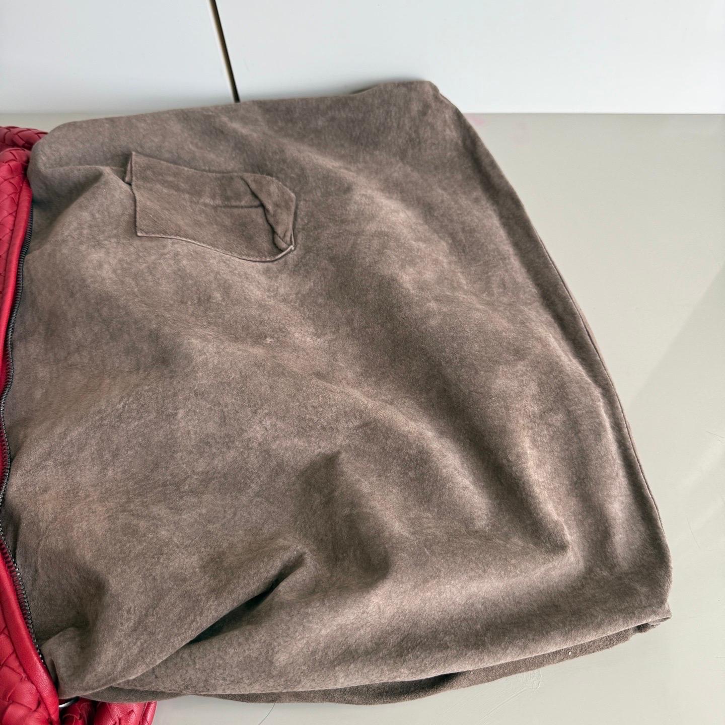 Bottega Veneta Hobo Maxi en cuir rouge foncé 51 cm en vente 5