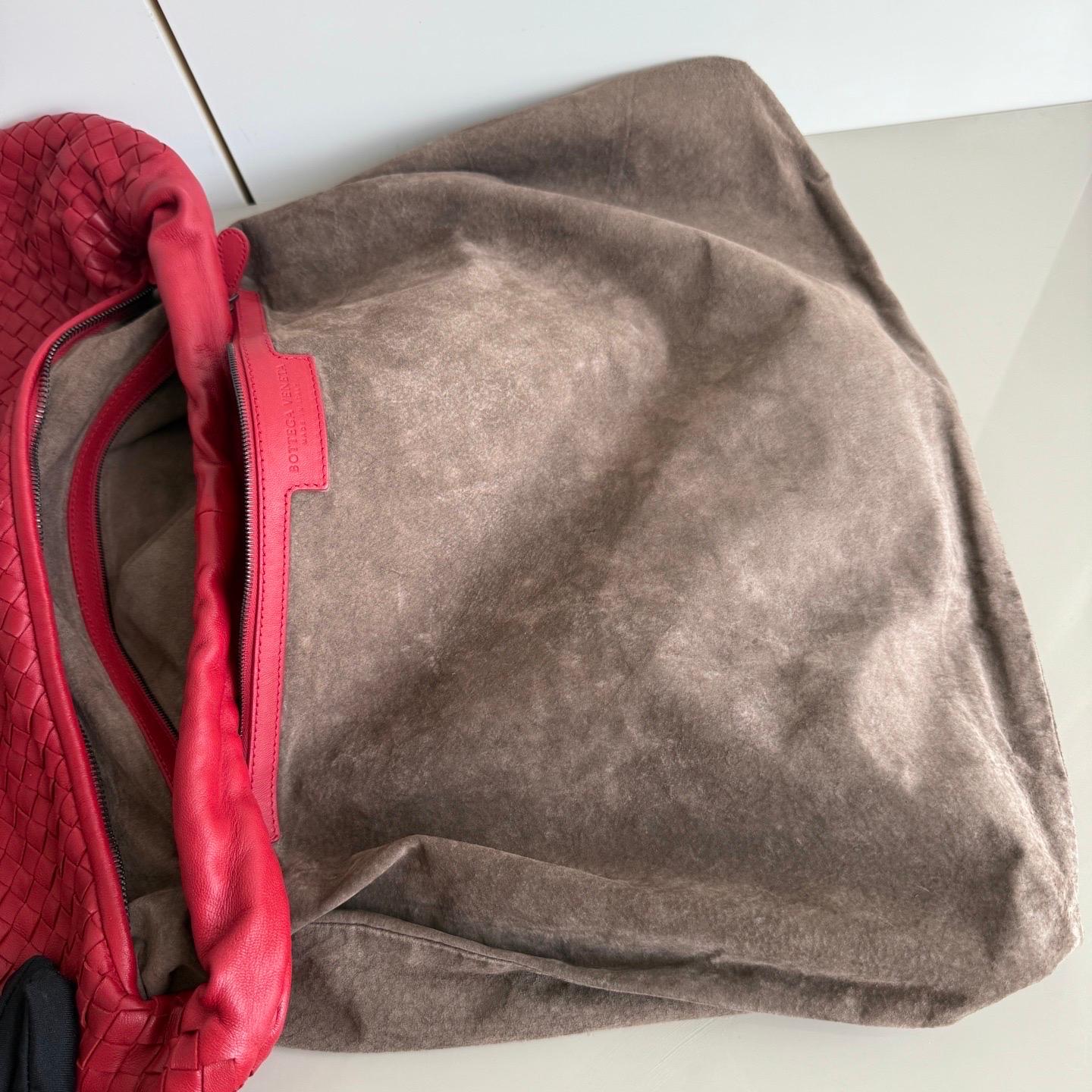 Bottega Veneta Hobo Maxi en cuir rouge foncé 51 cm en vente 6