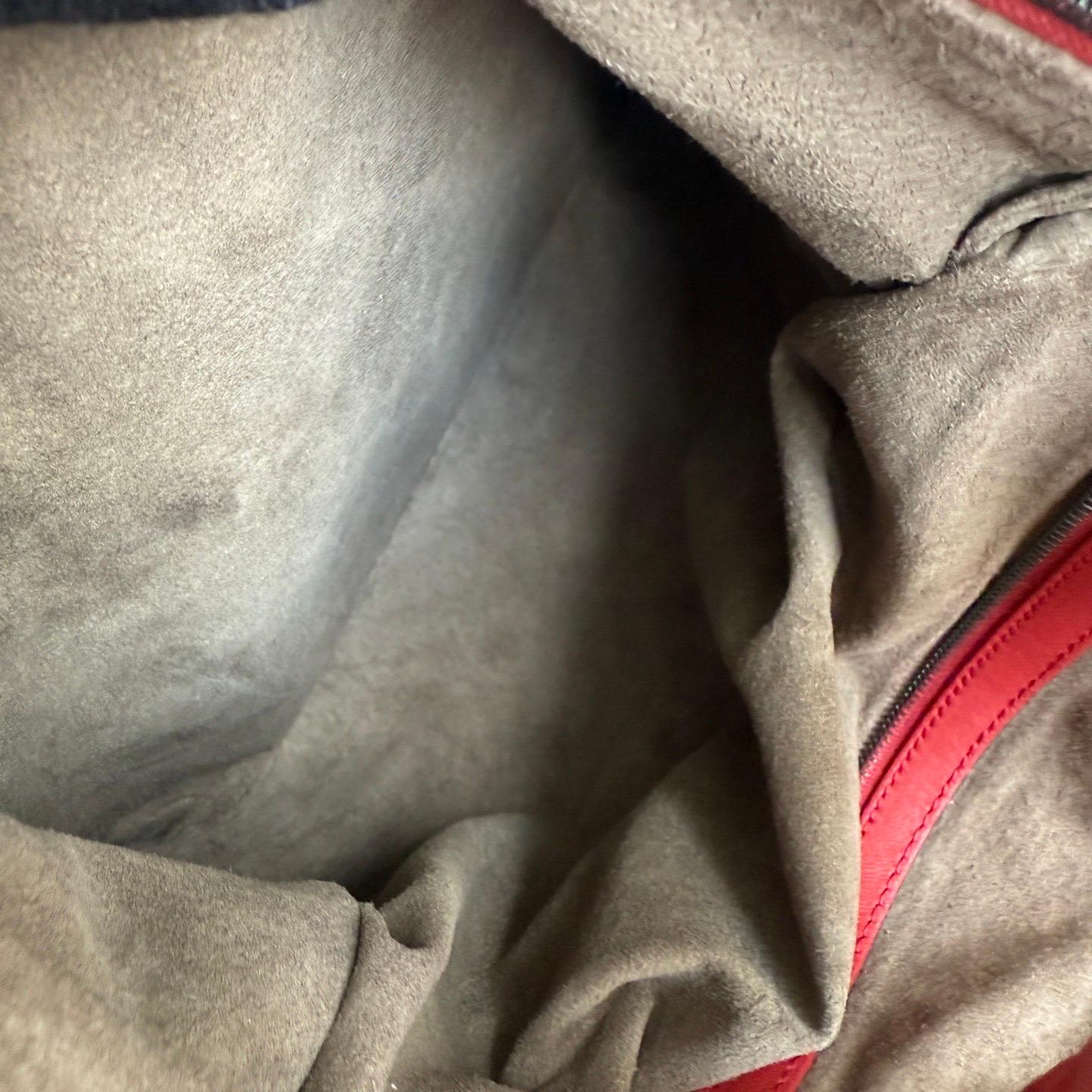 Bottega Veneta Hobo Maxi en cuir rouge foncé 51 cm en vente 7