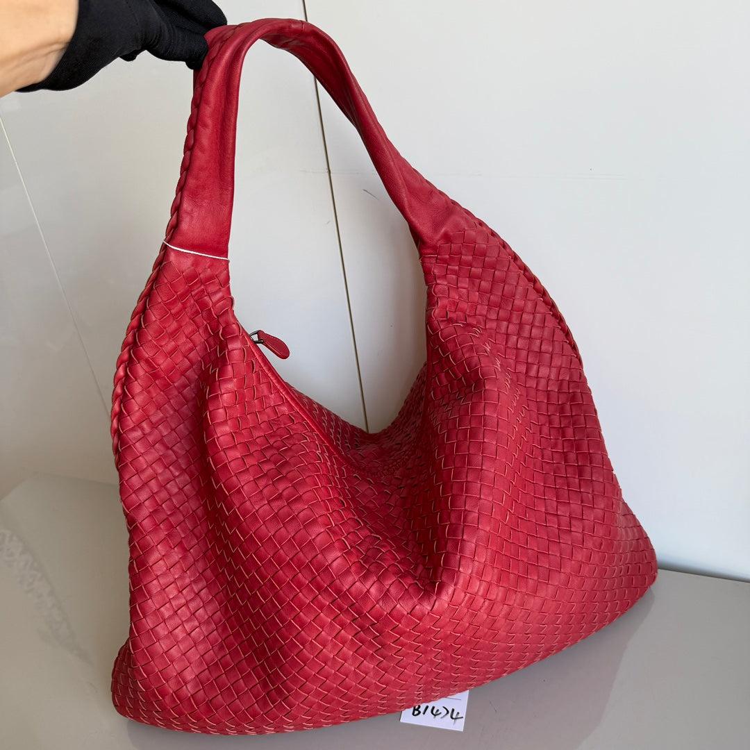 Bottega Veneta Veneta Hobo Maxi Piel Rojo Oscuro 51cm
 Estas son fotos profesionales de la bolsa real.
 Este Bolso Bottega Veneta Veneta es una pieza excepcional de lujo, confeccionada en la emblemática piel de cordero con el instantáneamente