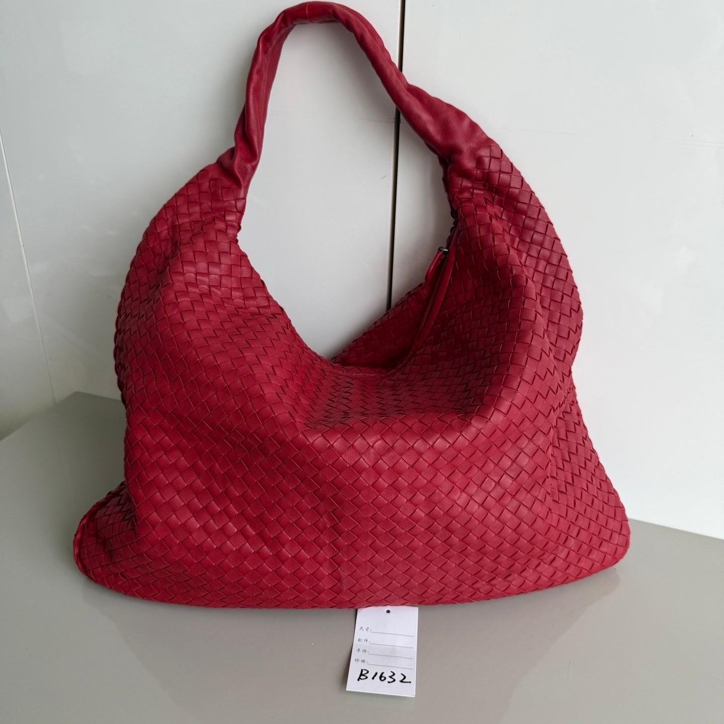 Ce sac Bottega Veneta est une pièce de luxe exceptionnelle, réalisée en cuir d'agneau emblématique avec le tissage Intrecciato immédiatement reconnaissable. Ce sac est suffisamment spacieux pour contenir tous vos essentiels, c'est l'accessoire