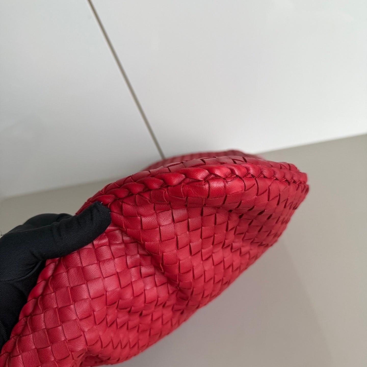 Rouge Bottega Veneta Hobo Maxi en cuir rouge foncé 51 cm en vente