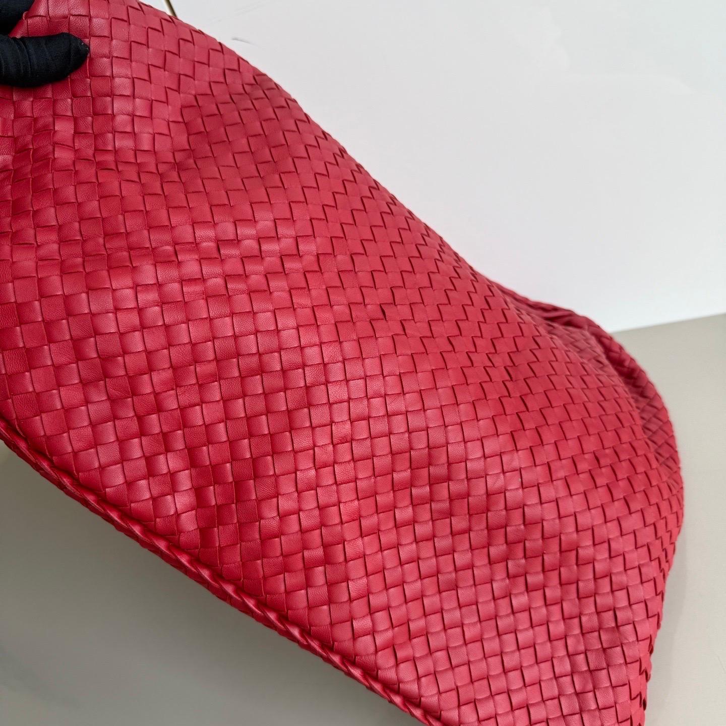 Bottega Veneta Hobo Maxi en cuir rouge foncé 51 cm Pour femmes en vente