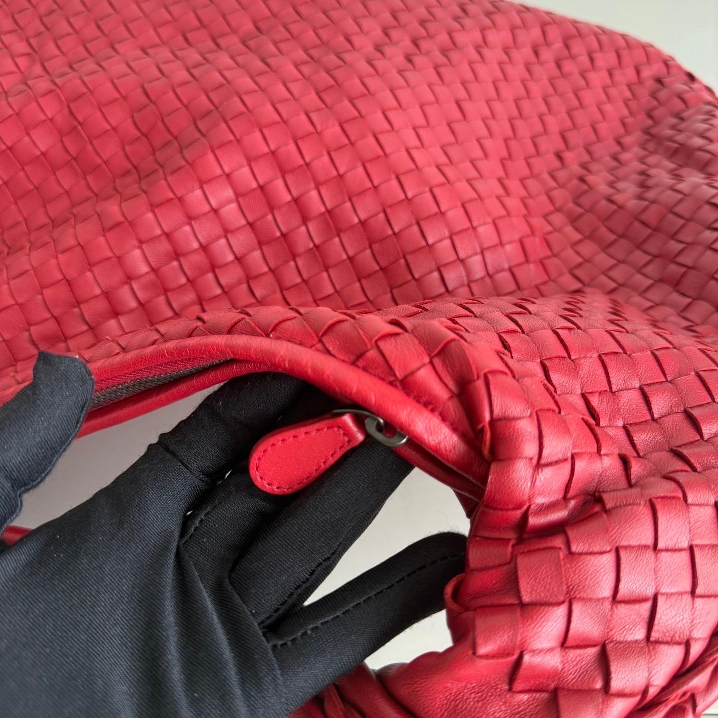 Bottega Veneta Hobo Maxi en cuir rouge foncé 51 cm en vente 1