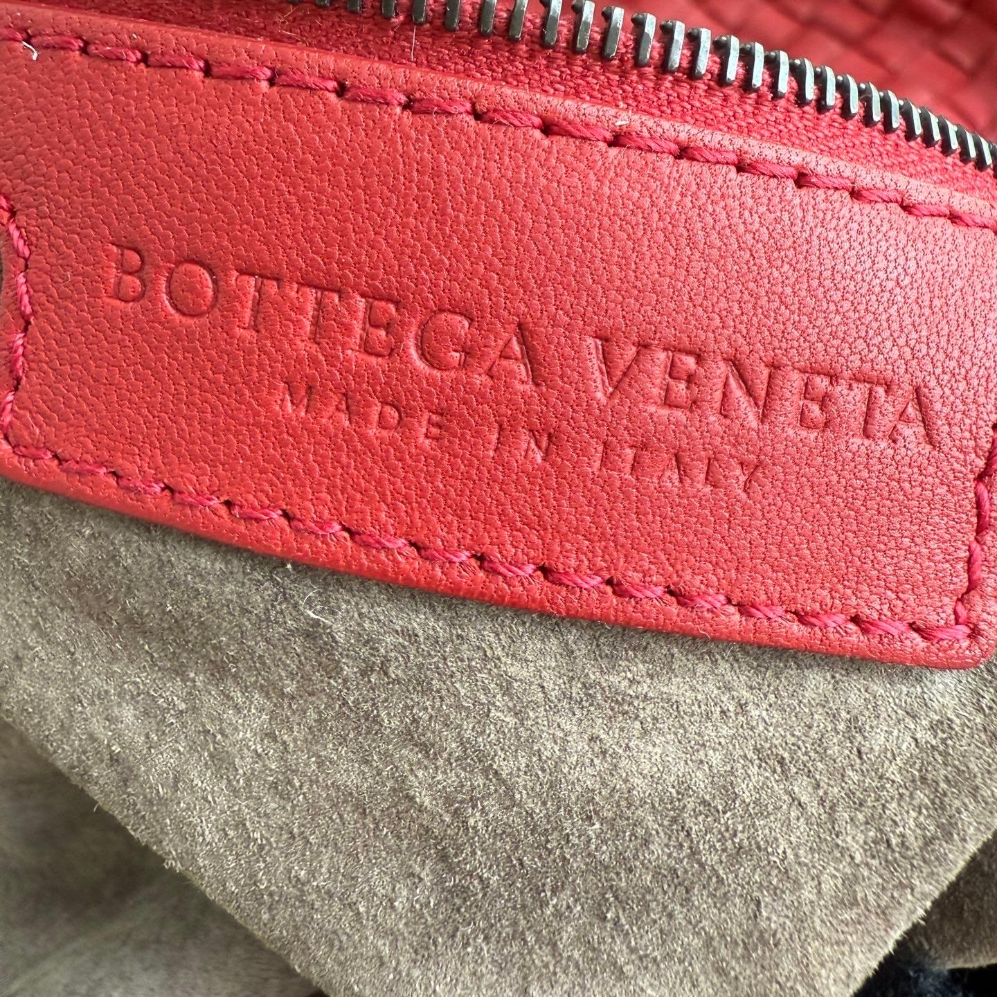 Bottega Veneta Hobo Maxi en cuir rouge foncé 51 cm en vente 4