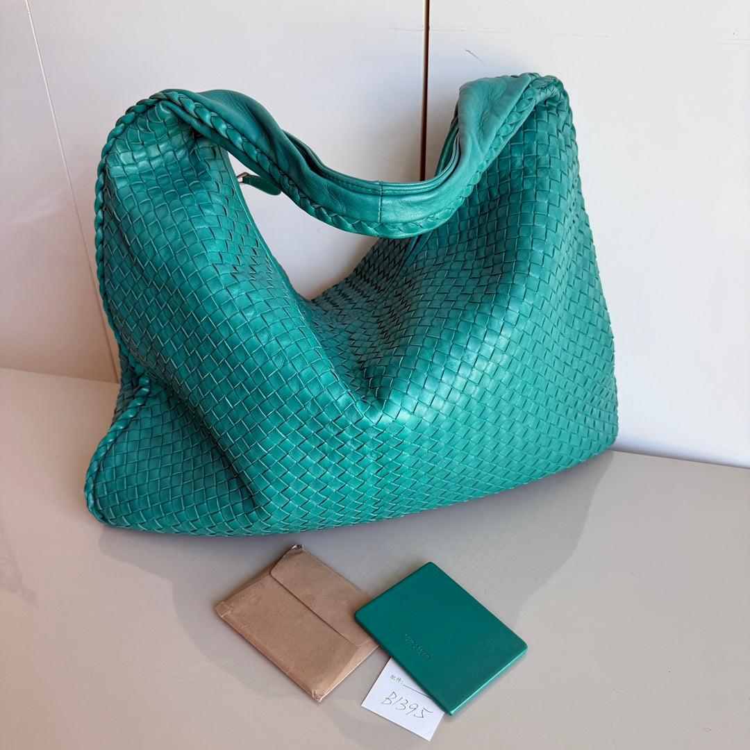 Bottega Veneta Hobo Maxi Greene & Greene Intrecciato in pelle 51cm
 Queste sono foto professionali della borsa vera e propria.
 Questa borsa Bottega Veneta è un pezzo di lusso eccezionale, realizzato con l'iconica pelle di agnello con