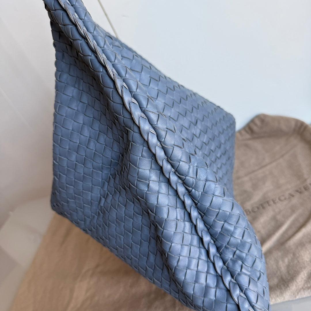Bottega Veneta Veneta Hobo Maxi Misty Navy Intrecciato Leather 51cm In Excellent Condition In AUBERVILLIERS, FR