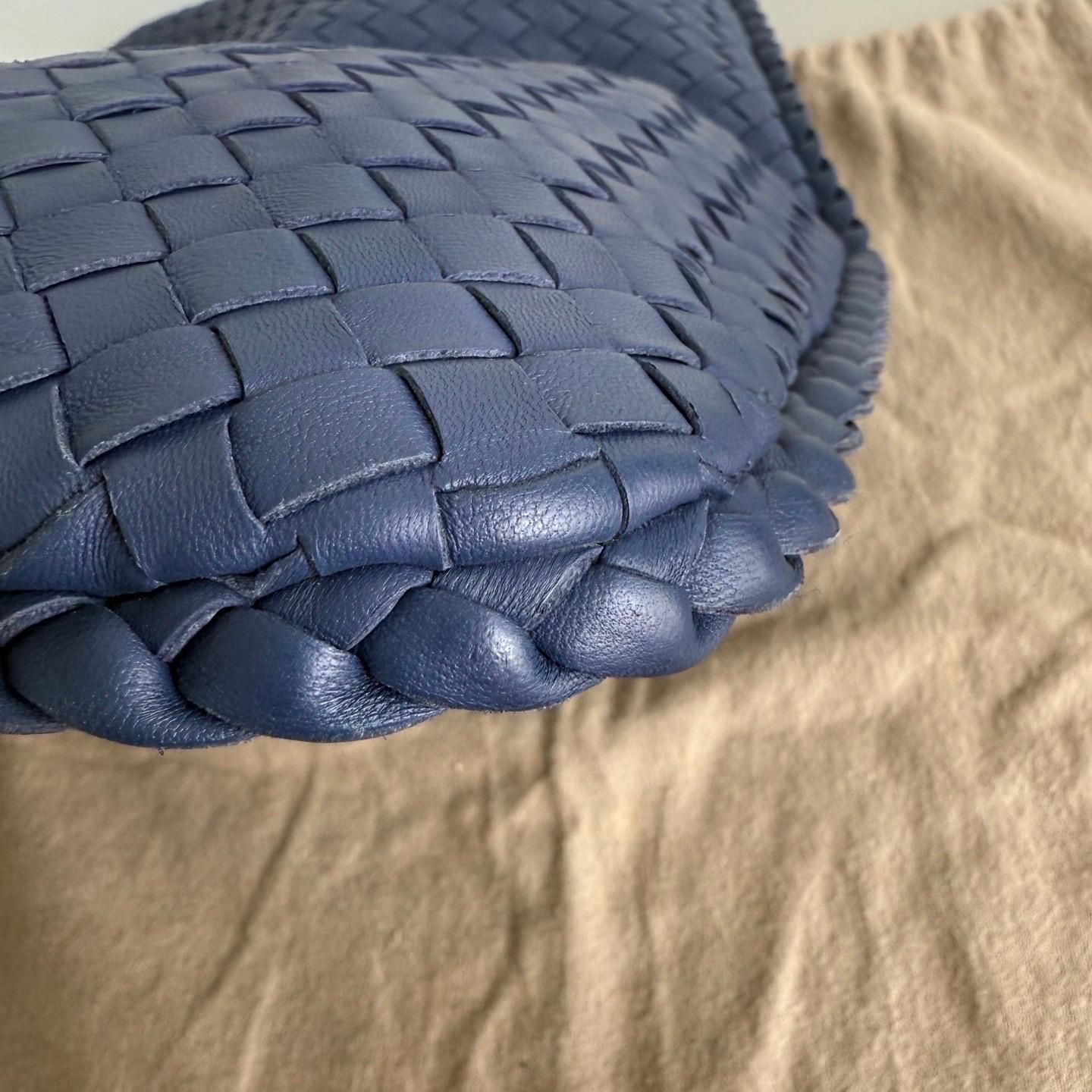 Bottega Veneta Veneta Hobo Maxi Navy Intrecciato Leather 51cm For Sale 5