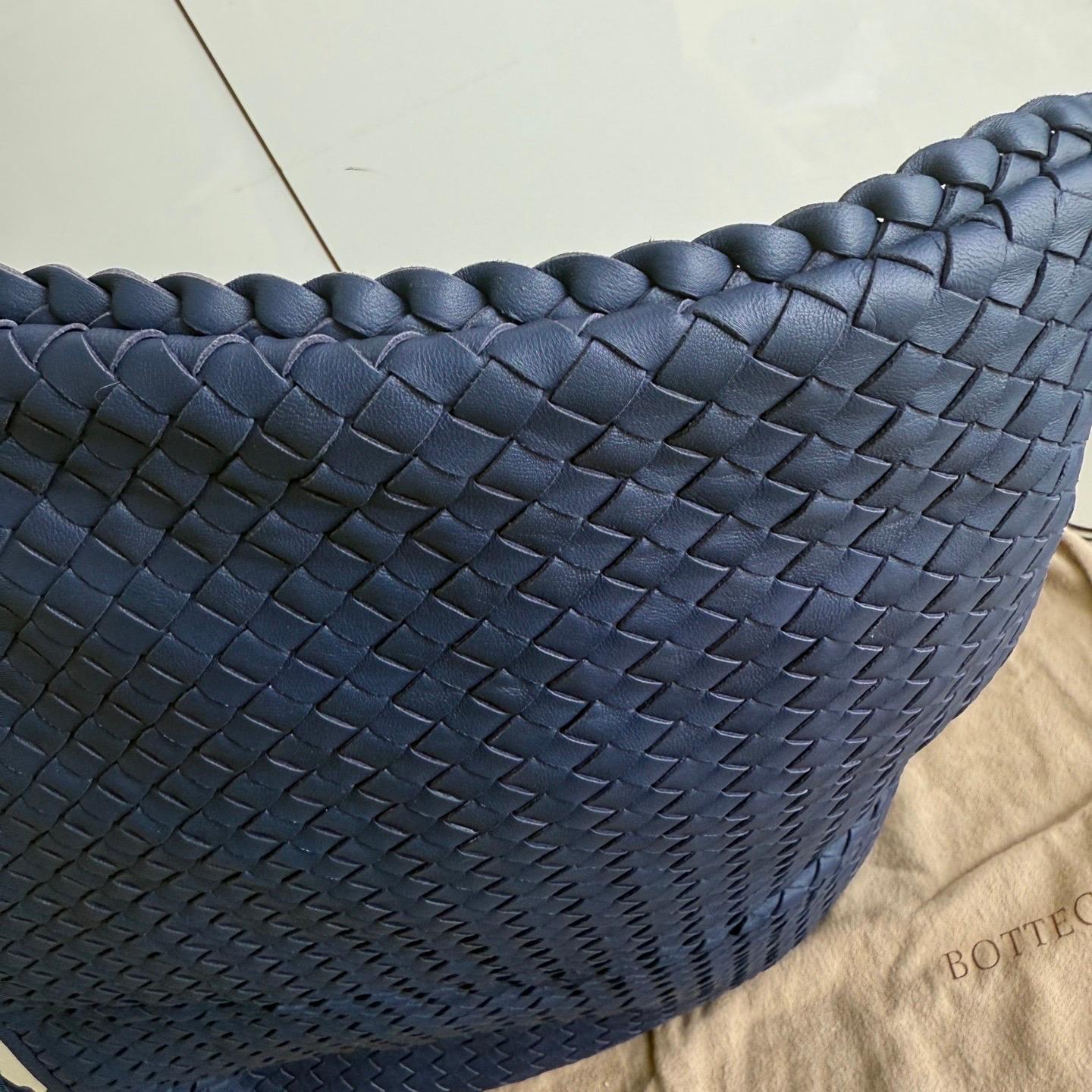 Bottega Veneta Veneta Hobo Maxi Navy Intrecciato Leather 51cm For Sale 6