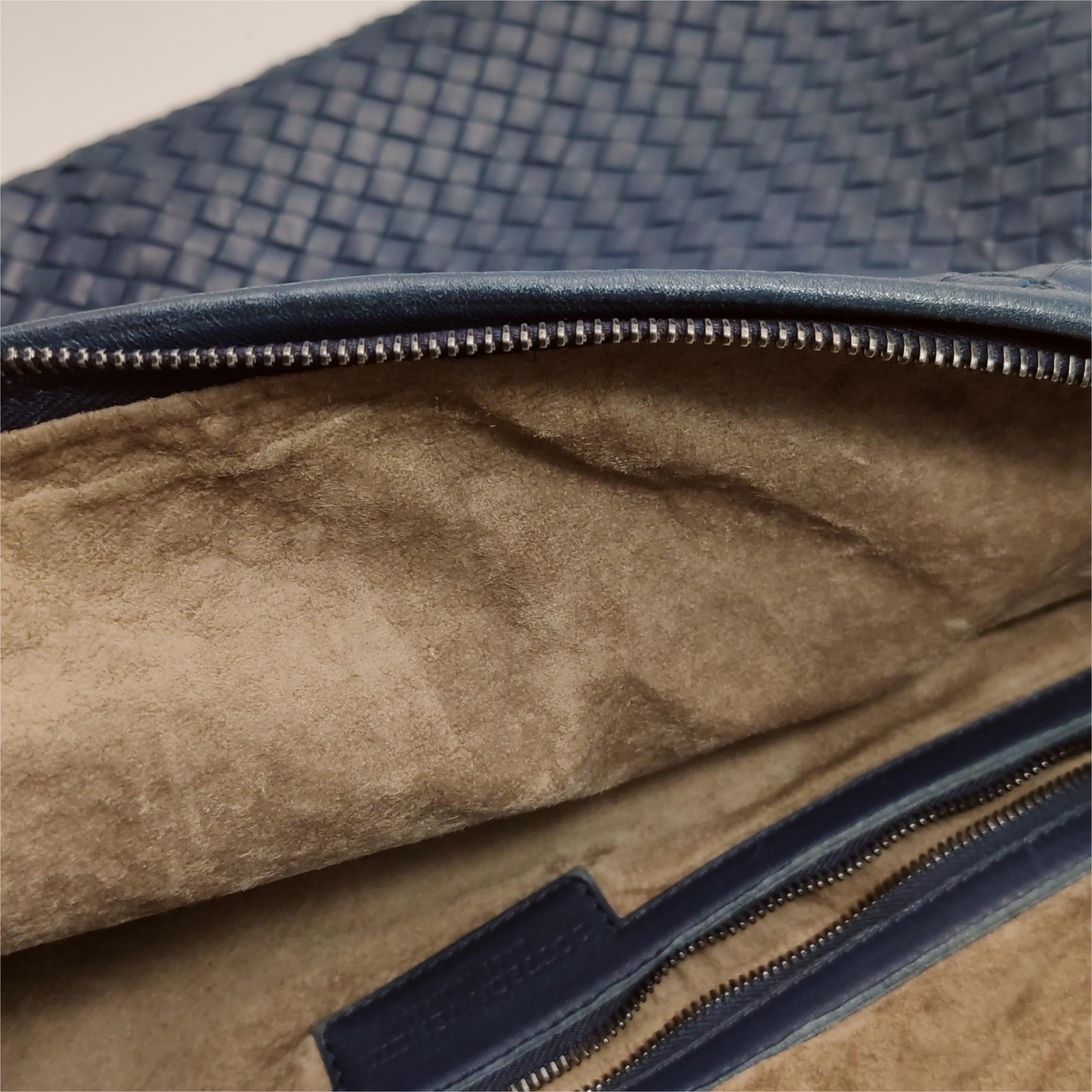 Bottega Veneta Hobo Maxi Navy Pelle Intrecciata 51cm in vendita 9