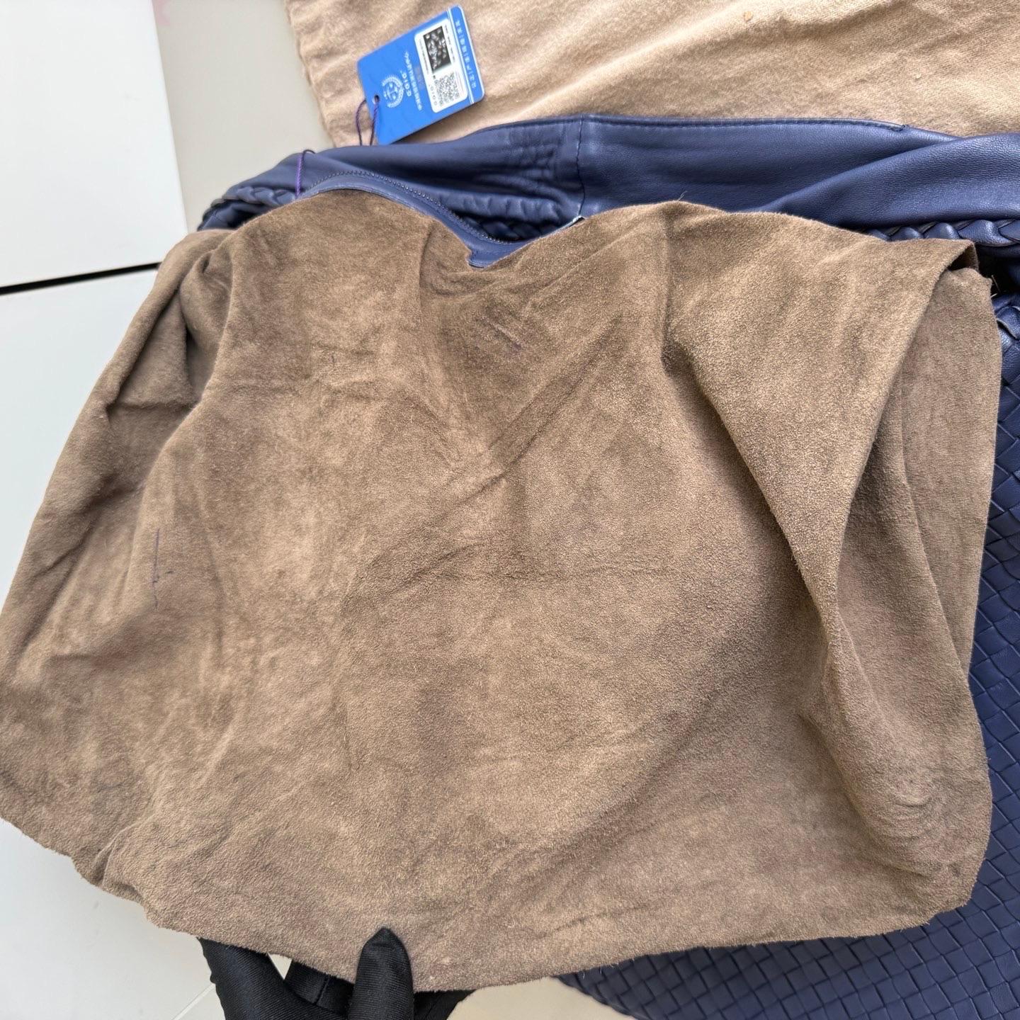 Bottega Veneta Veneta Hobo Maxi Navy Intrecciato Leather 51cm For Sale 10