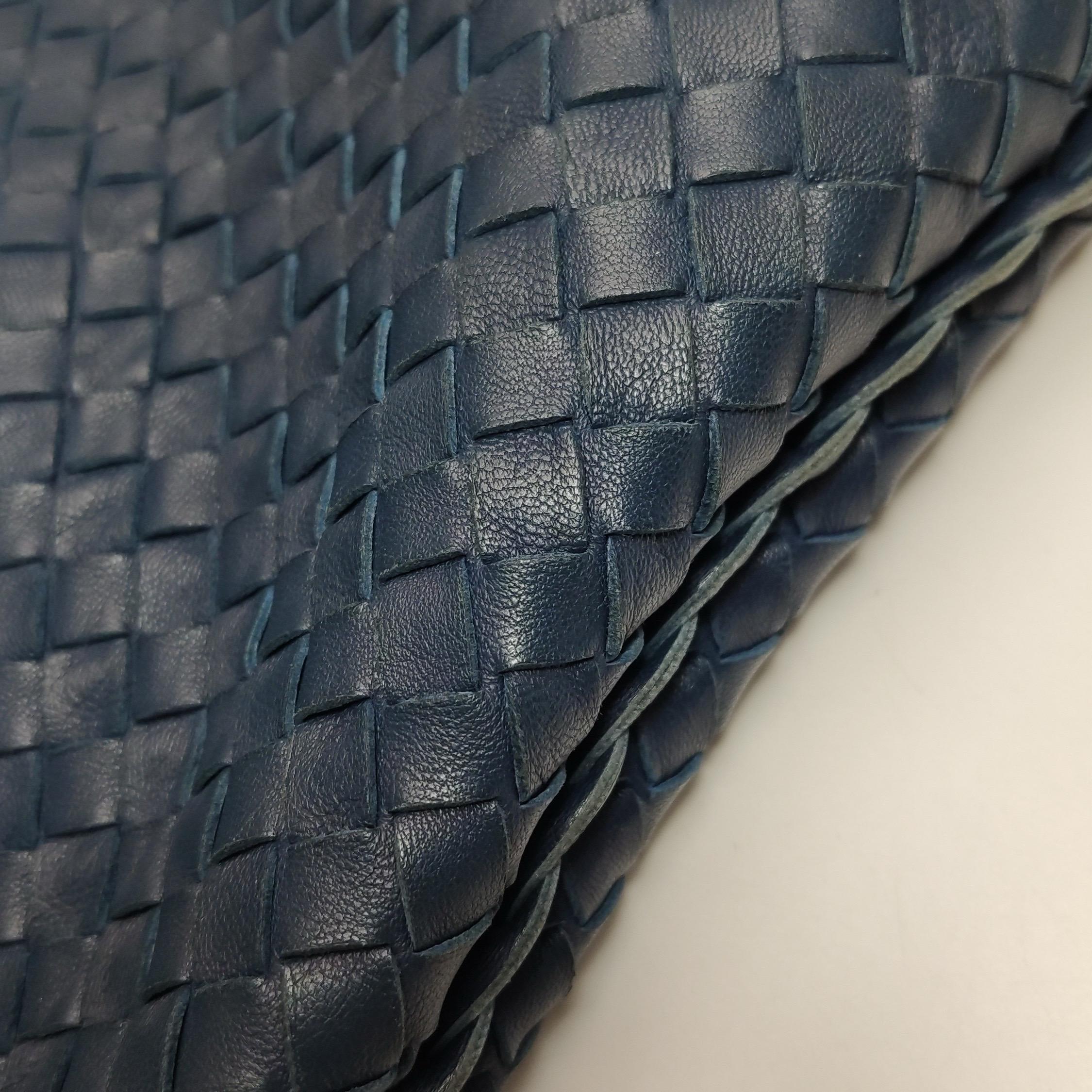 Bottega Veneta Hobo Maxi Navy Pelle Intrecciata 51cm in vendita 10