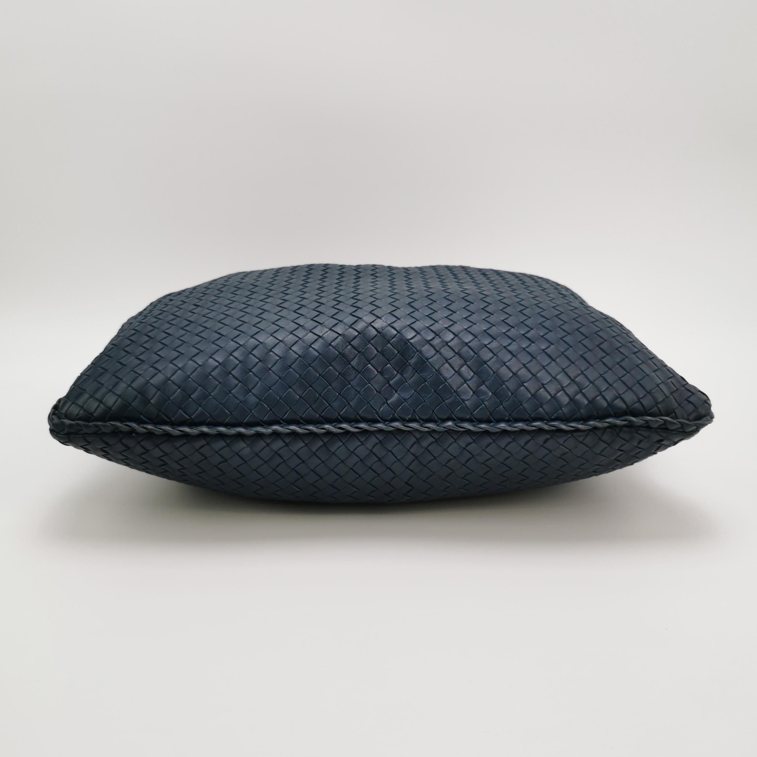 Bottega Veneta Hobo Maxi Navy Pelle Intrecciata 51cm in vendita 11