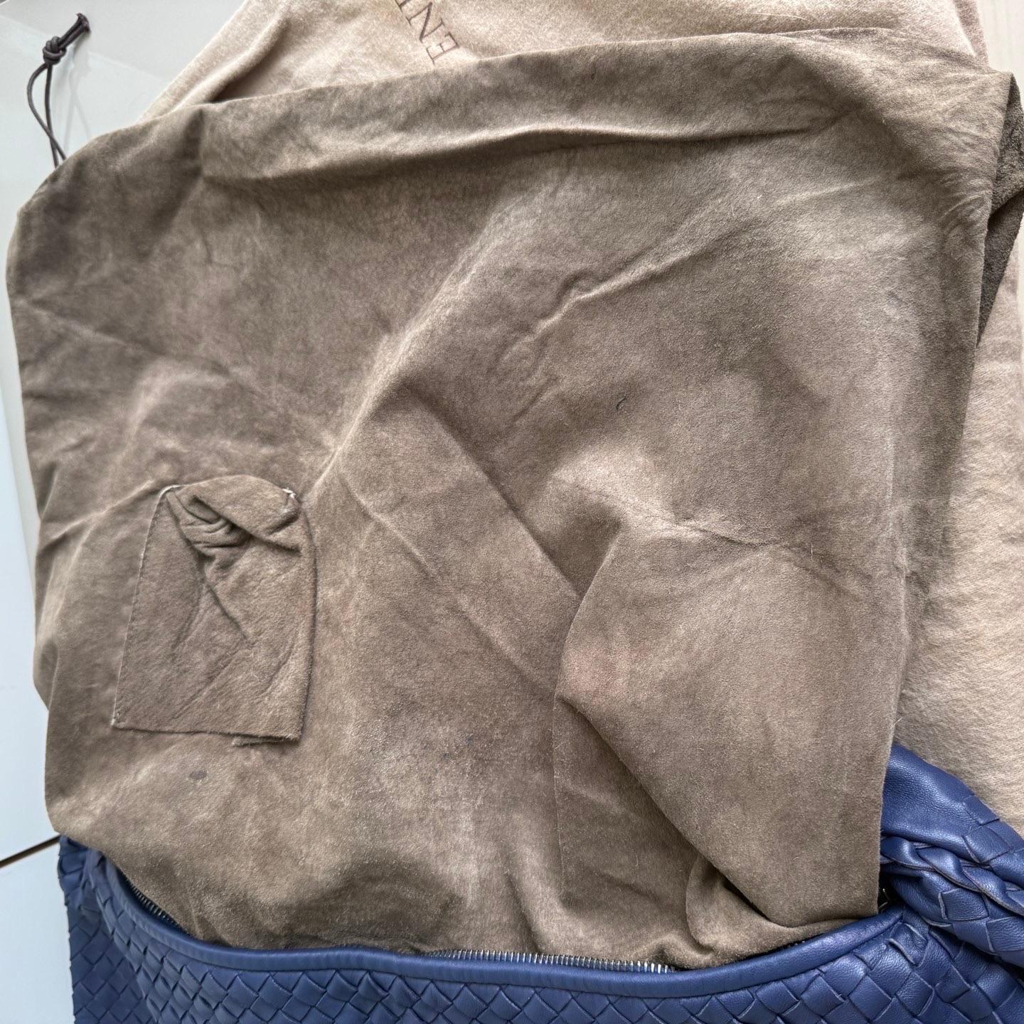Bottega Veneta Veneta Hobo Maxi Navy Intrecciato Leather 51cm For Sale 12