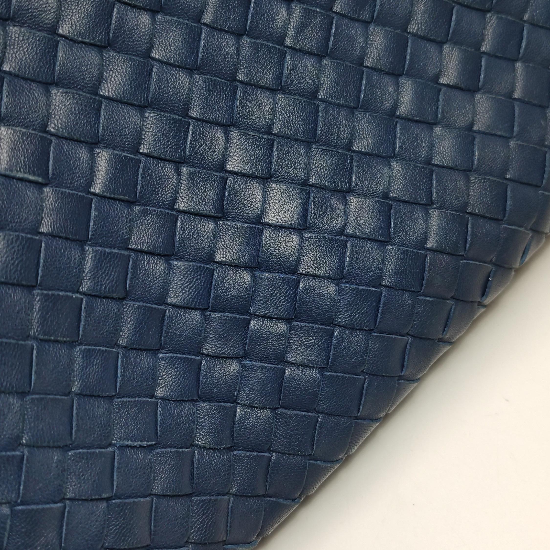 Bottega Veneta Hobo Maxi Navy Pelle Intrecciata 51cm in vendita 13