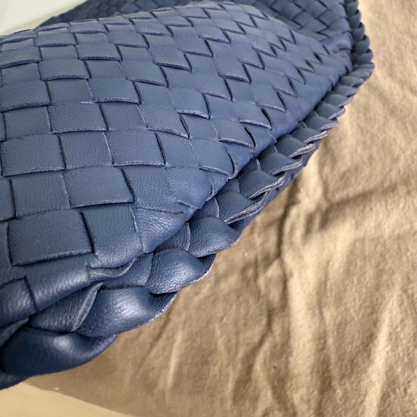 Bottega Veneta Veneta Hobo Maxi Navy Intrecciato Leather 51cm For Sale 14