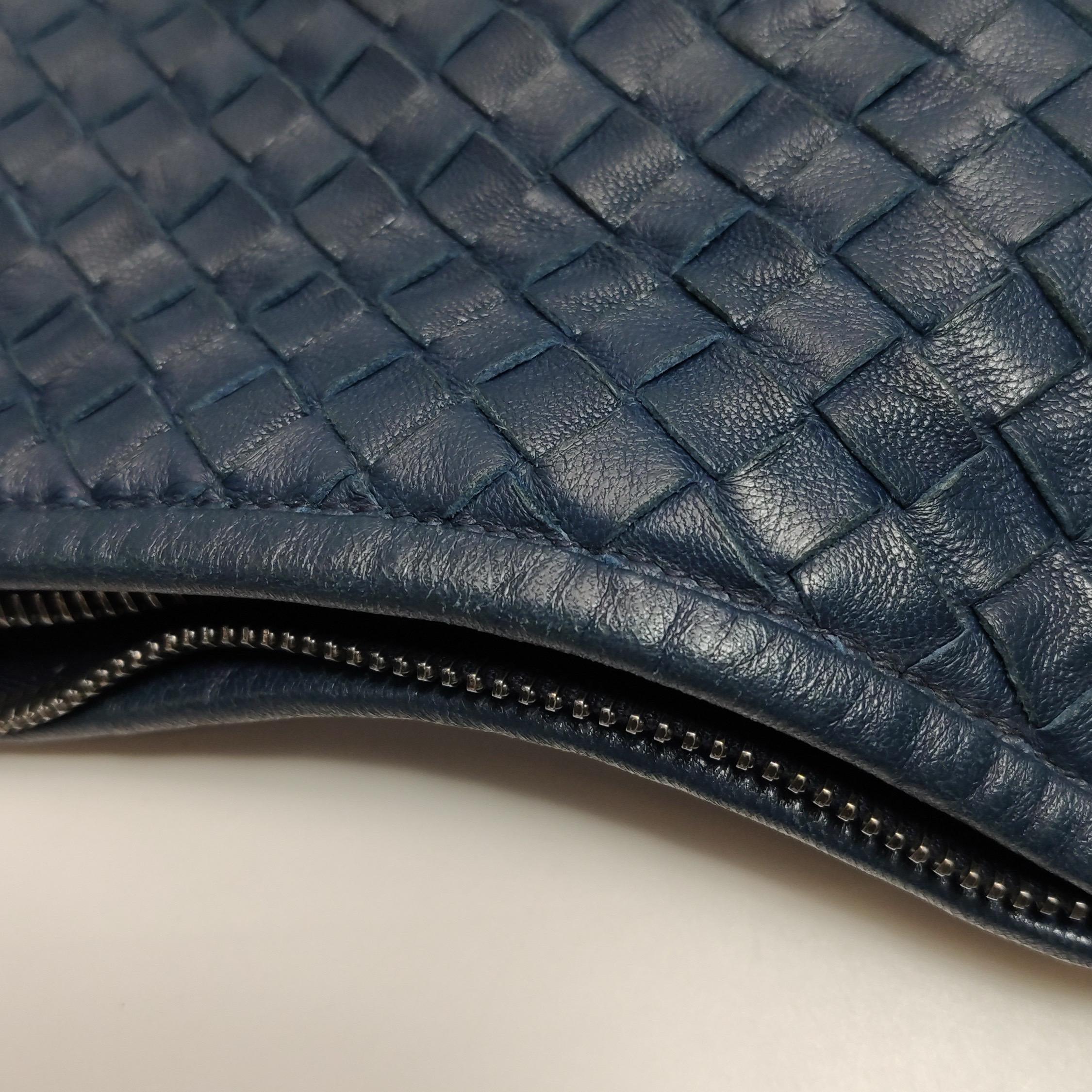 Bottega Veneta Hobo Maxi Navy Pelle Intrecciata 51cm in vendita 14
