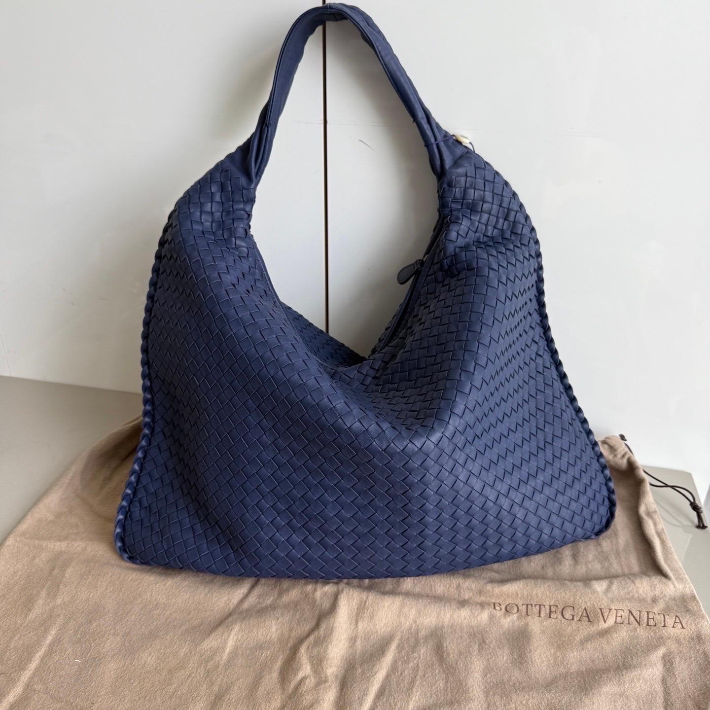 This Bottega Veneta Veneta Bag is an exceptional piece of luxury, crafted from iconic lambskin leather with the instantly recognizable Intrecciato weave. This bag is roomy enough for all your essentials, it's the perfect accessory for stylish and