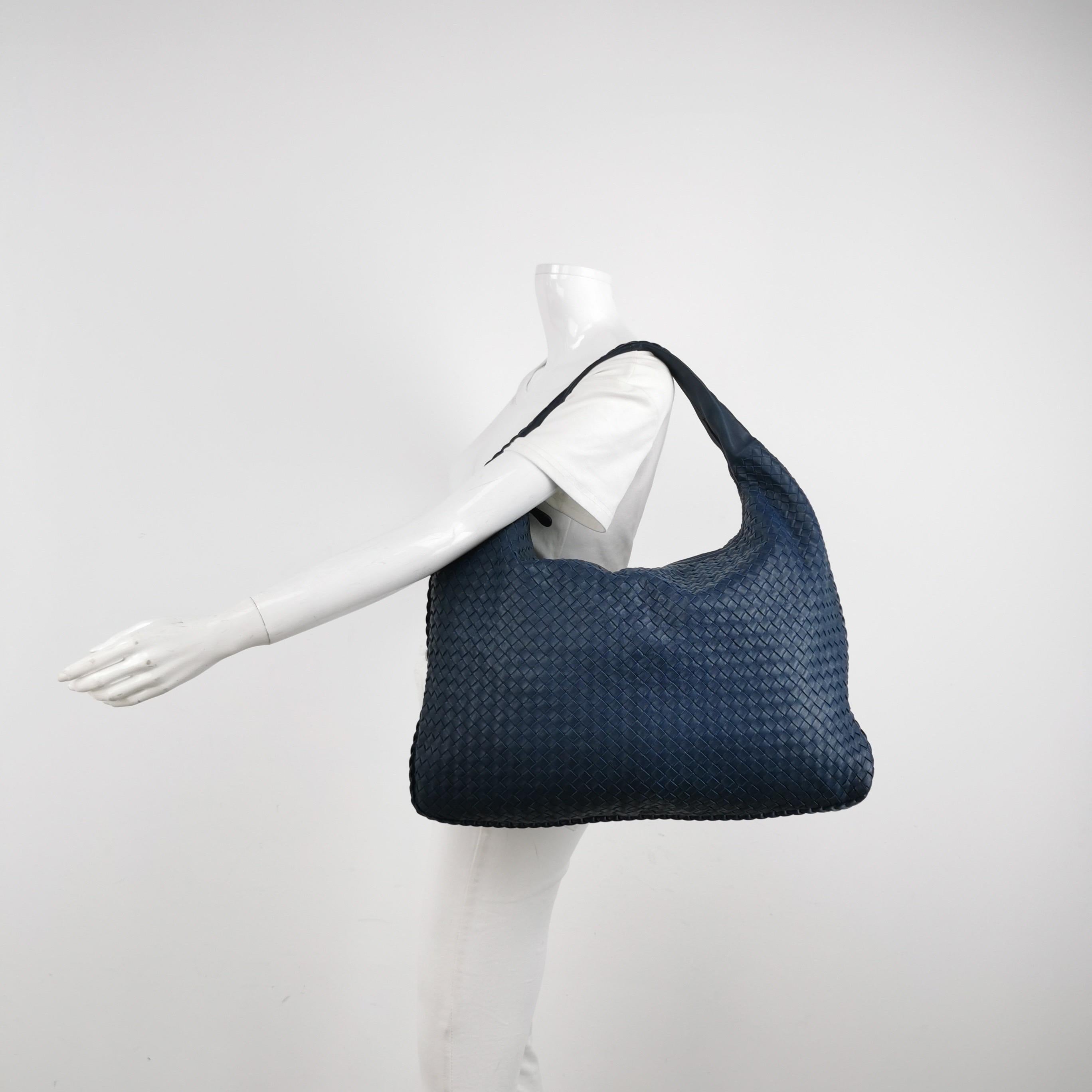 Questa borsa Bottega Veneta è un pezzo di lusso eccezionale, realizzato con l'iconica pelle di agnello con l'inconfondibile trama Intrecciato. Questa borsa è abbastanza capiente da contenere tutti i tuoi oggetti essenziali ed è l'accessorio perfetto