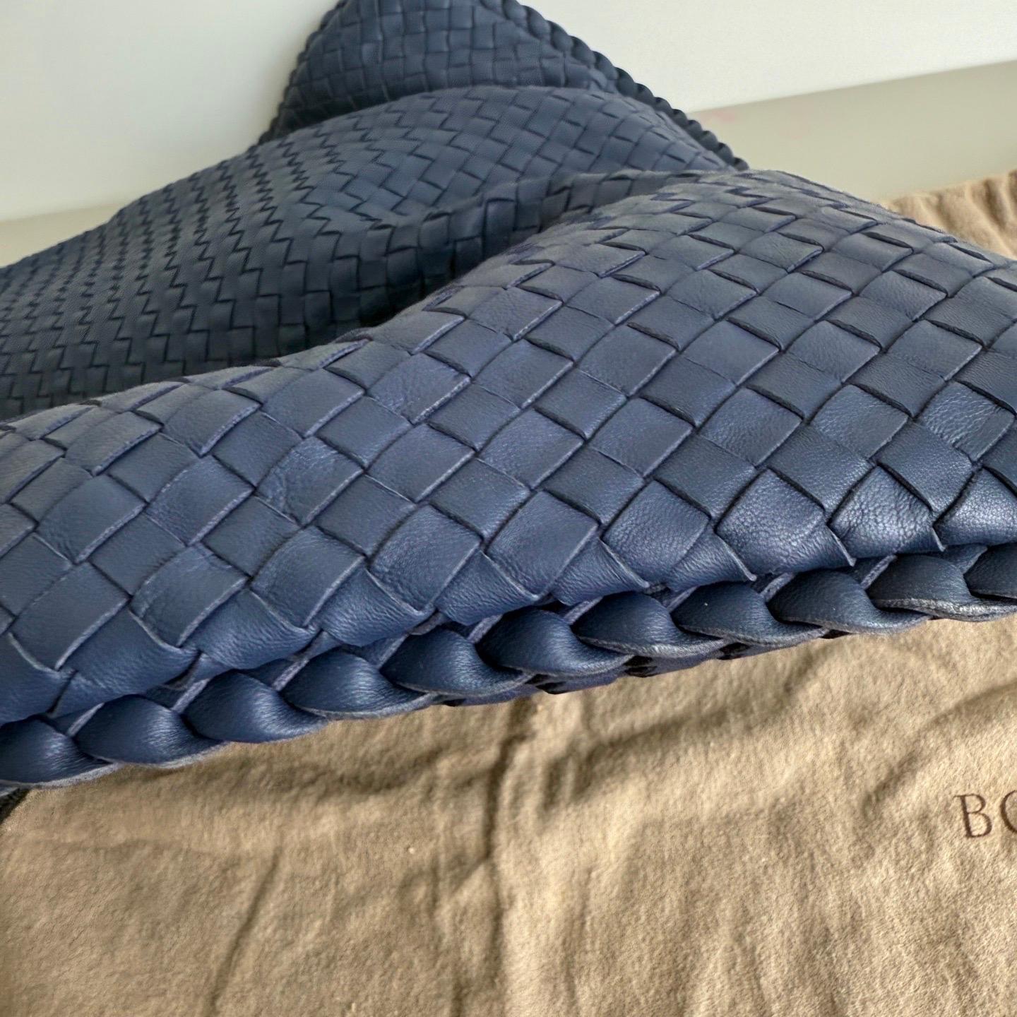 Bottega Veneta Veneta Hobo Maxi Navy Intrecciato Leather 51cm For Sale 15