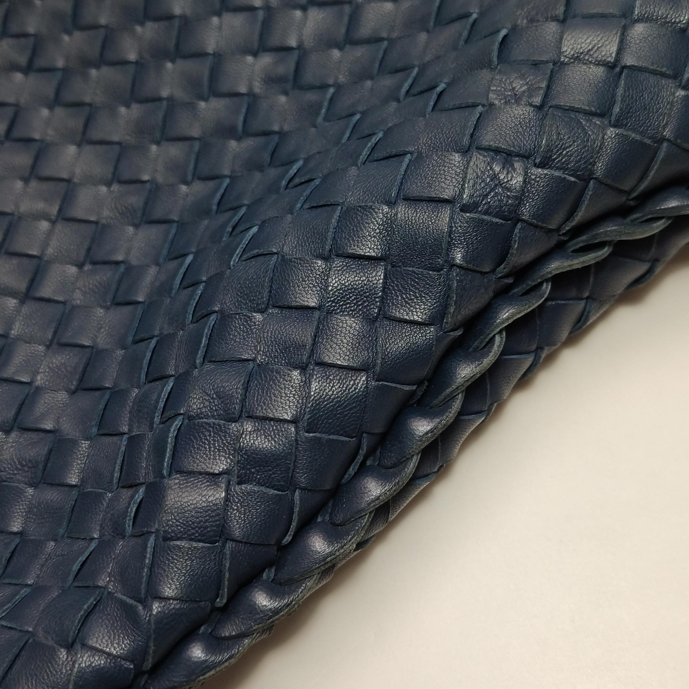Bottega Veneta Hobo Maxi Navy Pelle Intrecciata 51cm in vendita 15