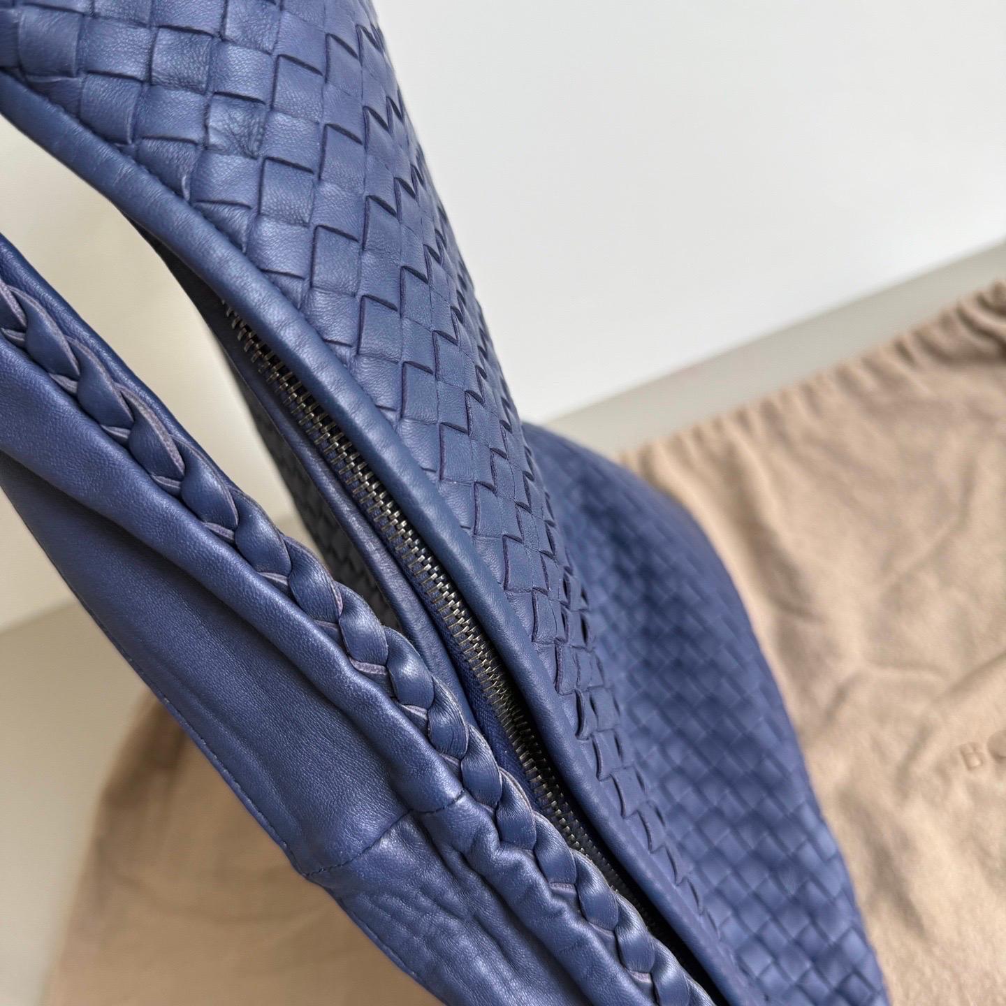 Black Bottega Veneta Veneta Hobo Maxi Navy Intrecciato Leather 51cm For Sale