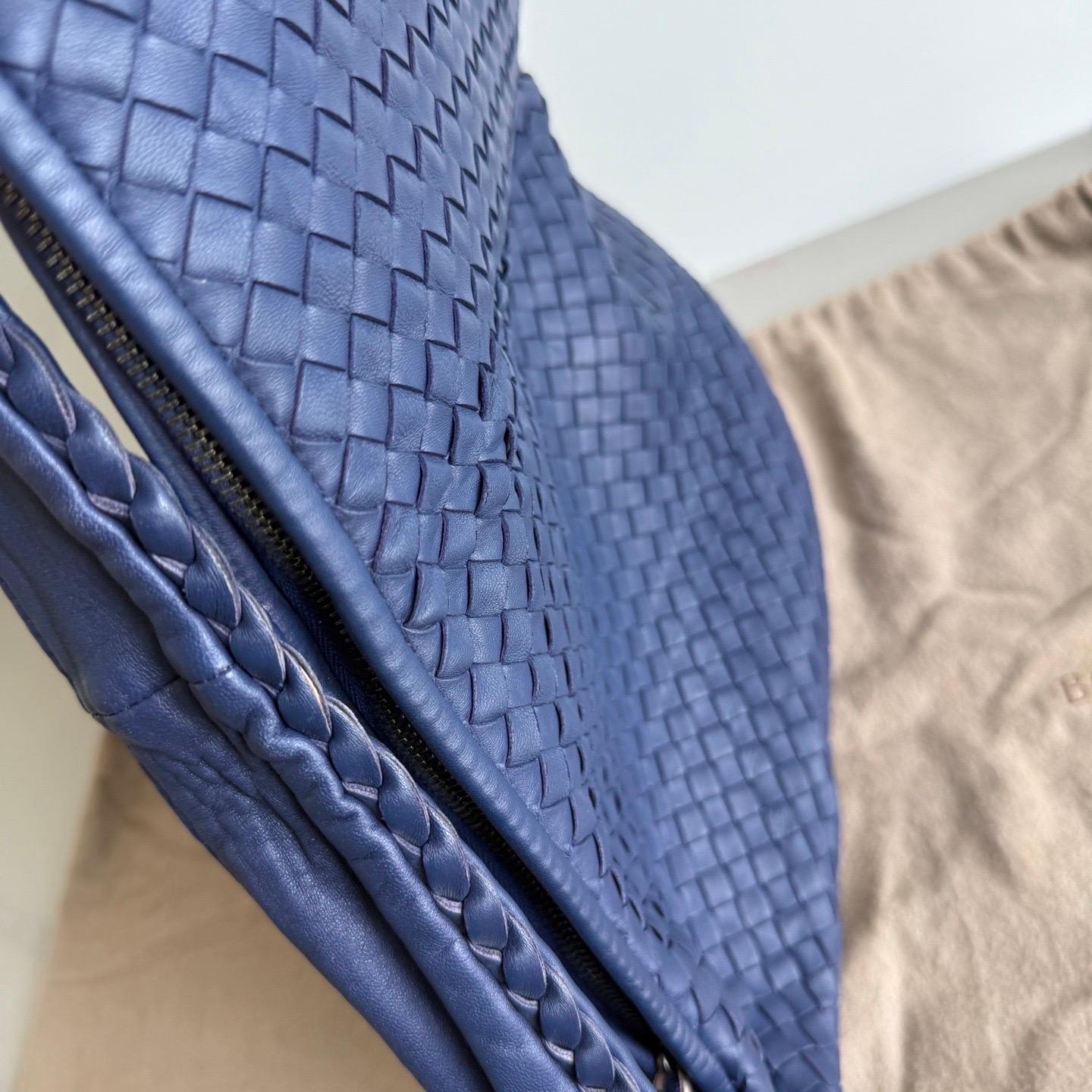 Bottega Veneta Veneta Hobo Maxi Navy Intrecciato Leather 51cm In Excellent Condition For Sale In AUBERVILLIERS, FR
