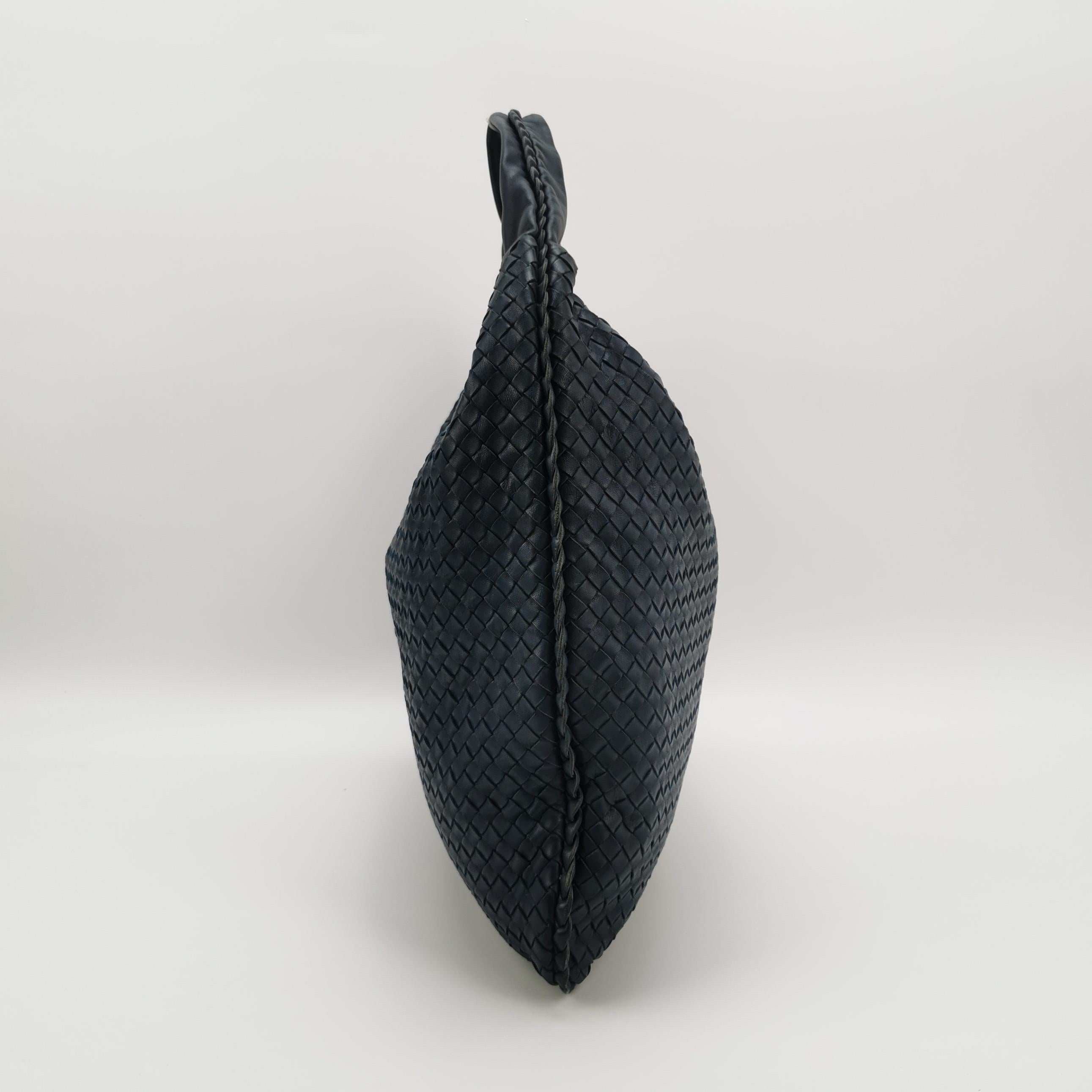 Bottega Veneta Hobo Maxi Navy Pelle Intrecciata 51cm In condizioni buone in vendita a AUBERVILLIERS, FR