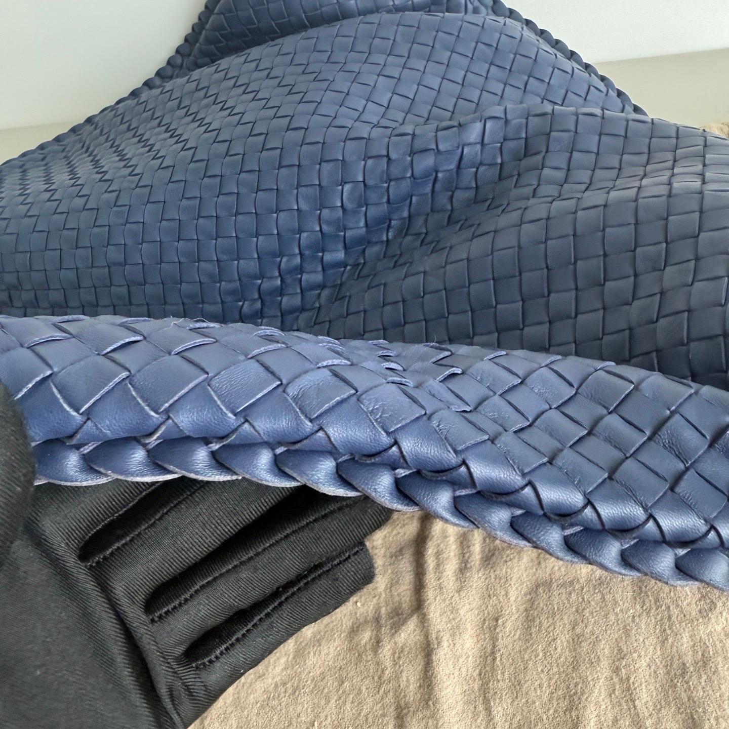 Bottega Veneta Veneta Hobo Maxi Navy Intrecciato Leather 51cm For Sale 1