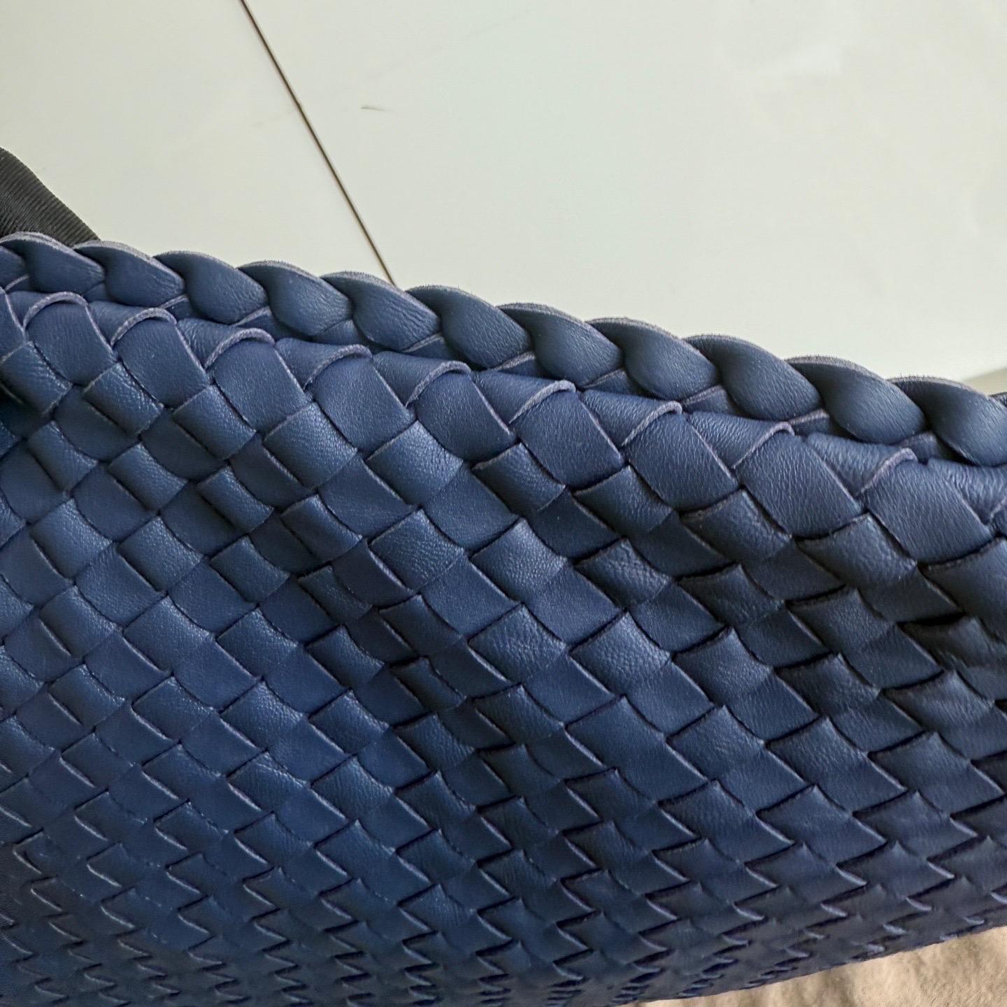 Bottega Veneta Veneta Hobo Maxi Navy Intrecciato Leather 51cm For Sale 3