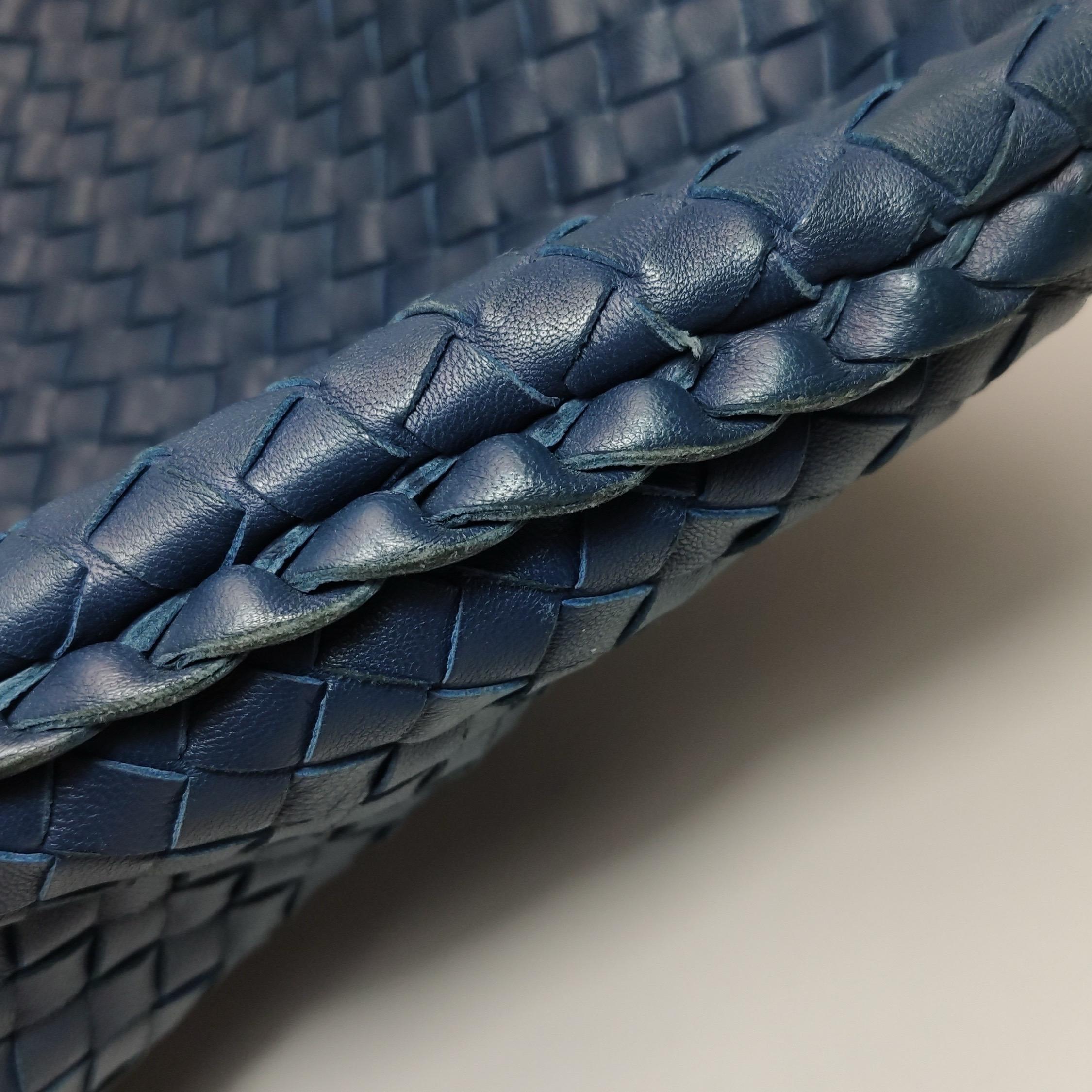 Bottega Veneta Hobo Maxi Navy Pelle Intrecciata 51cm in vendita 3