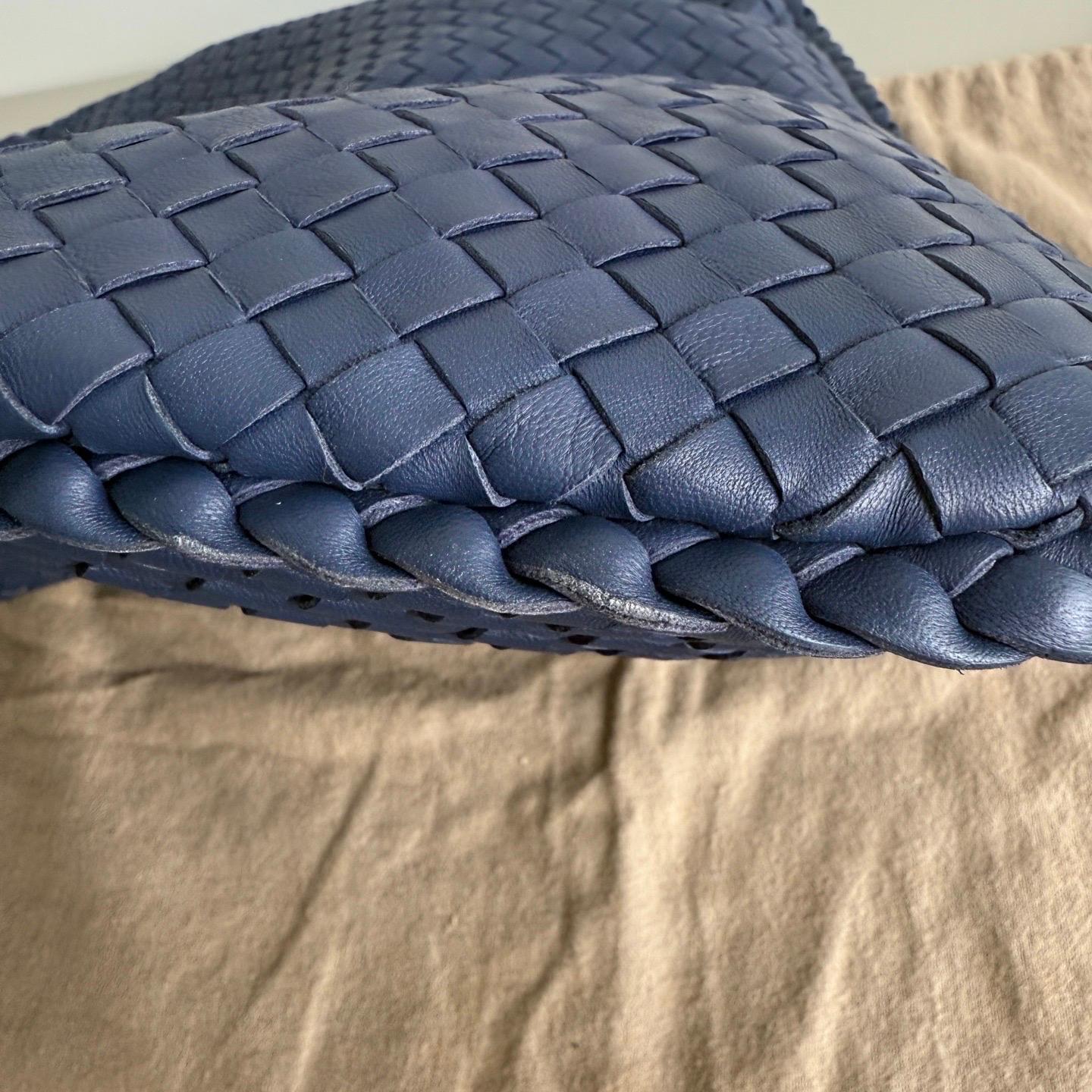 Bottega Veneta Veneta Hobo Maxi Navy Intrecciato Leather 51cm For Sale 4