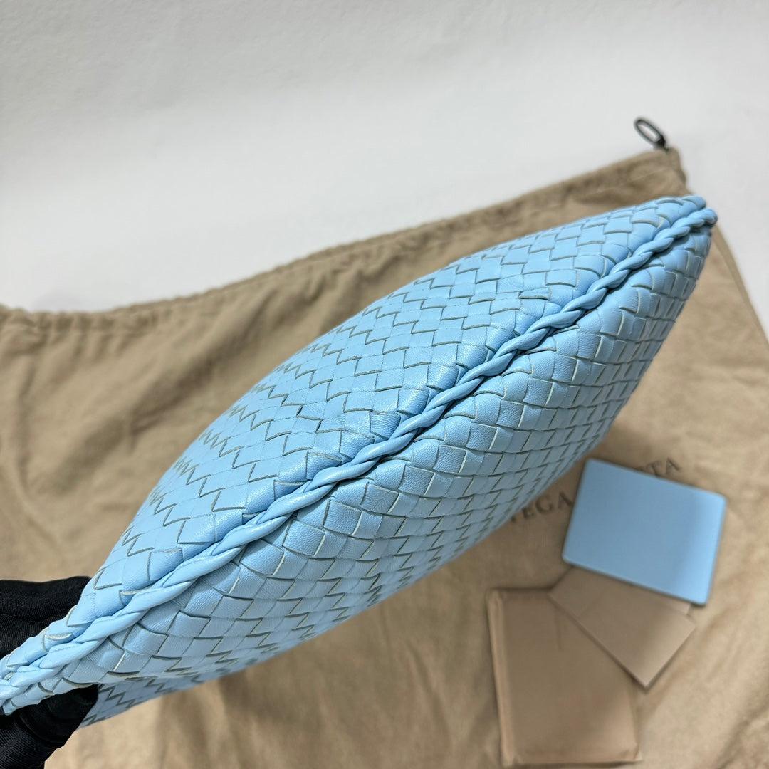 Bottega Veneta Veneta Hobo Medium Baby Blue Intrecciato Leather Bag 43cm In Excellent Condition In AUBERVILLIERS, FR