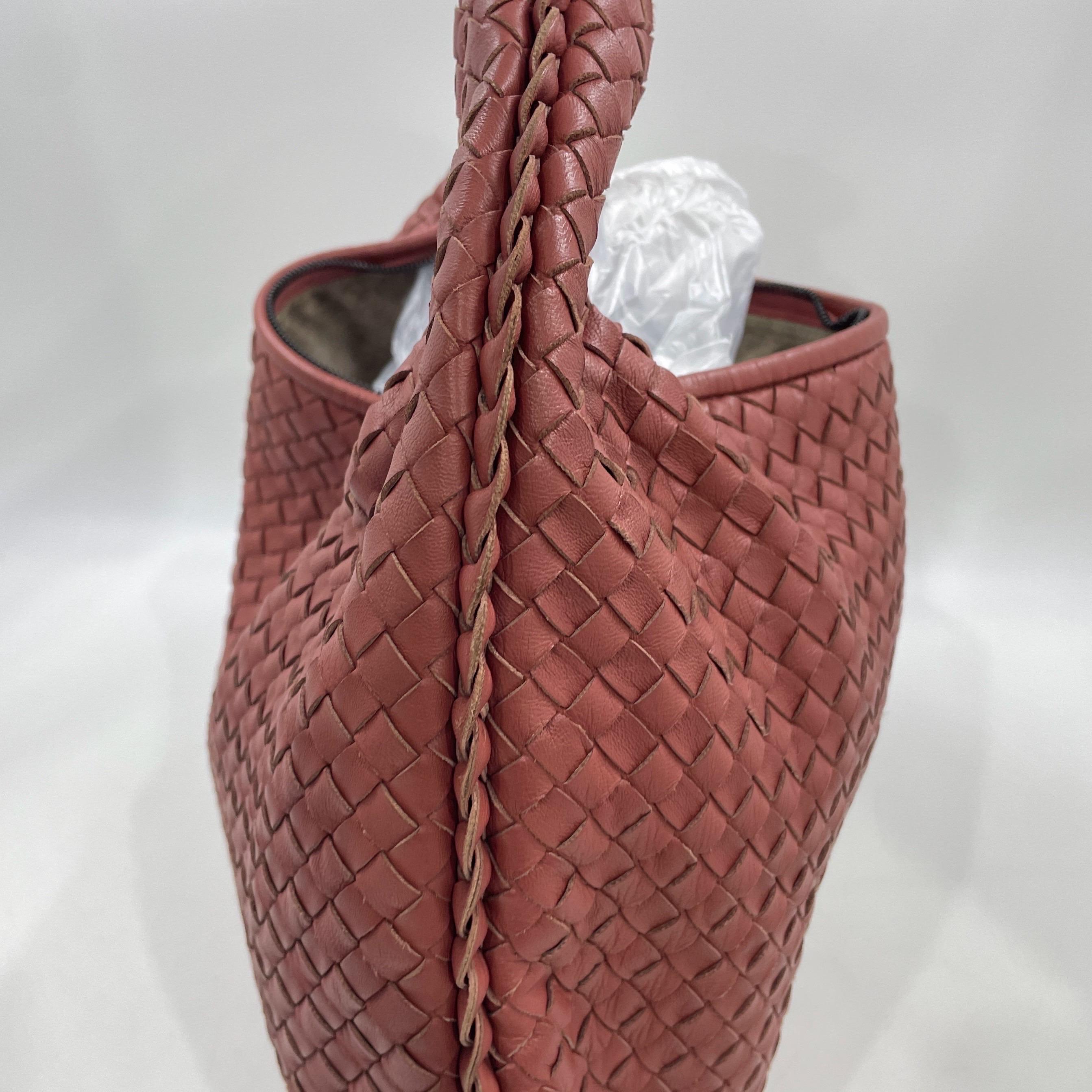 Bottega Veneta Hobo Medio Rosso Mattone Intrecciato in pelle 47cm in vendita 7