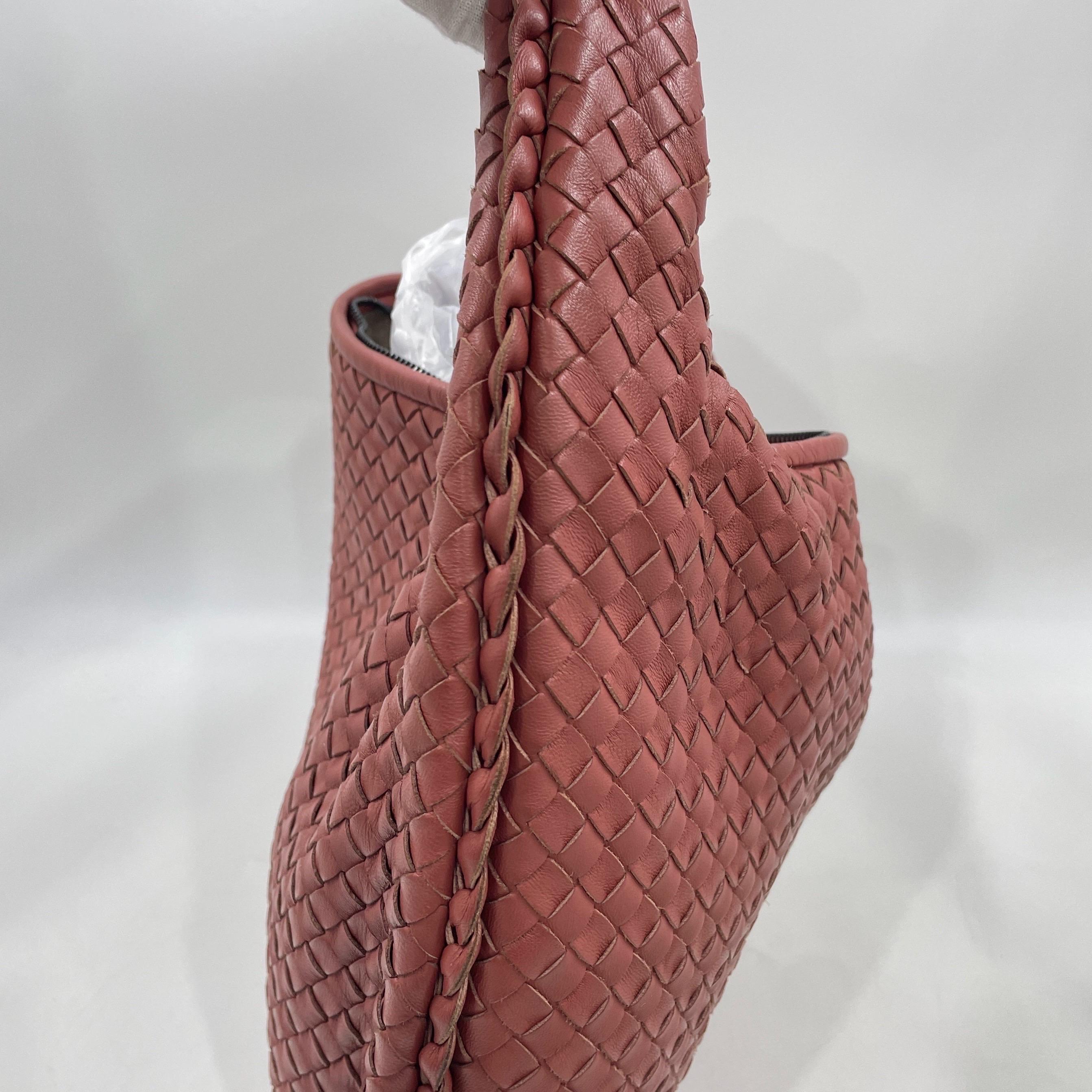 Bottega Veneta Hobo Medio Rosso Mattone Intrecciato in pelle 47cm in vendita 10