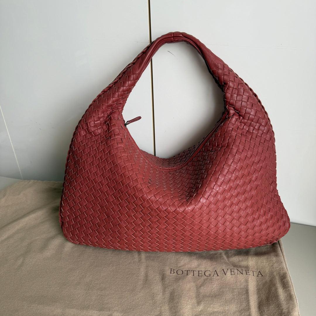 Bottega Veneta Veneta Hobo Medium Brick Red Intrecciato Leather Bag 47cm
 These are professional photos of the actual bag.
 
 This Bottega Veneta Veneta Bag is an exceptional piece of luxury, crafted from iconic lambskin leather with the instantly
