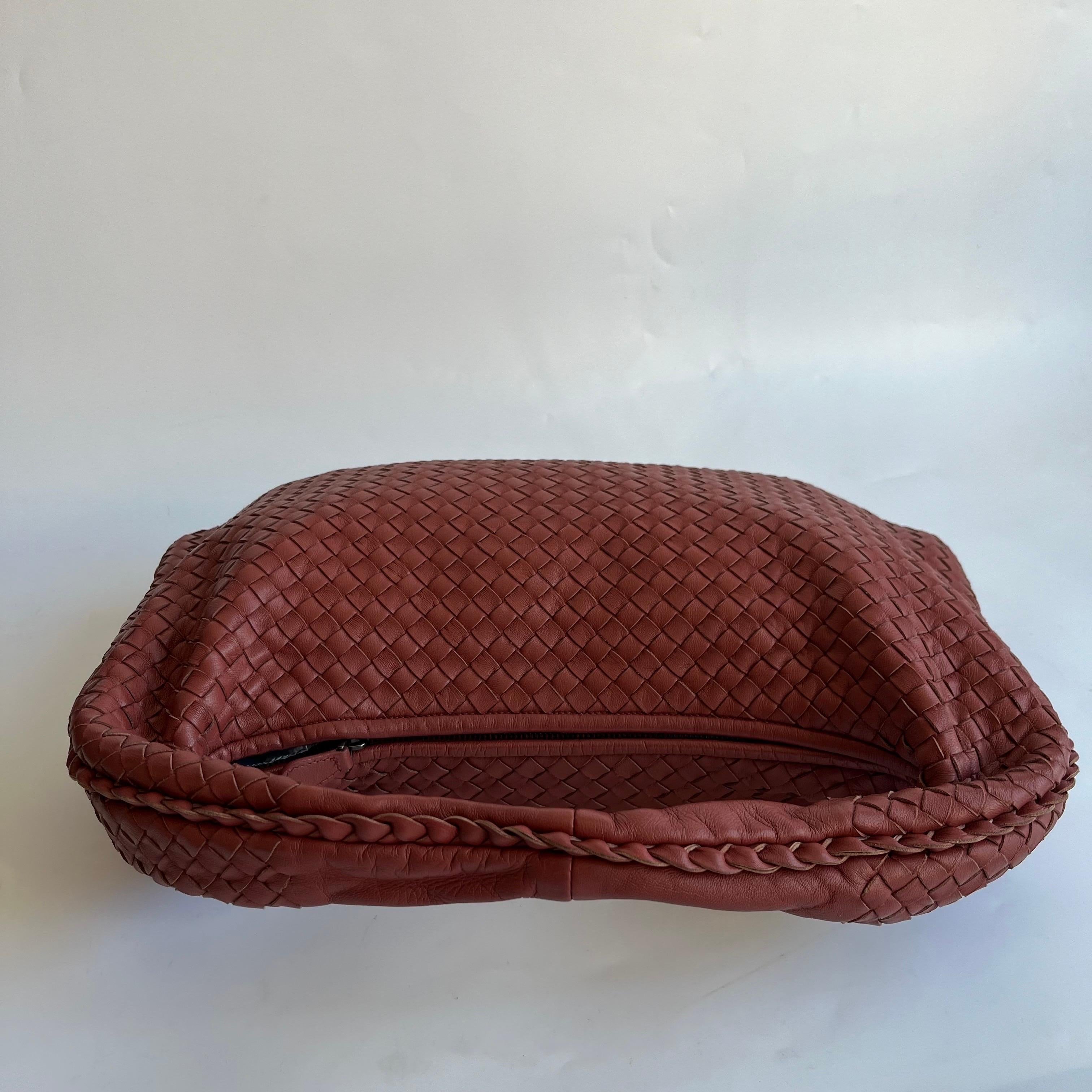 This Bottega Veneta Veneta Bag is an exceptional piece of luxury, crafted from iconic lambskin leather with the instantly recognizable Intrecciato weave. This bag is roomy enough for all your essentials, it's the perfect accessory for stylish and