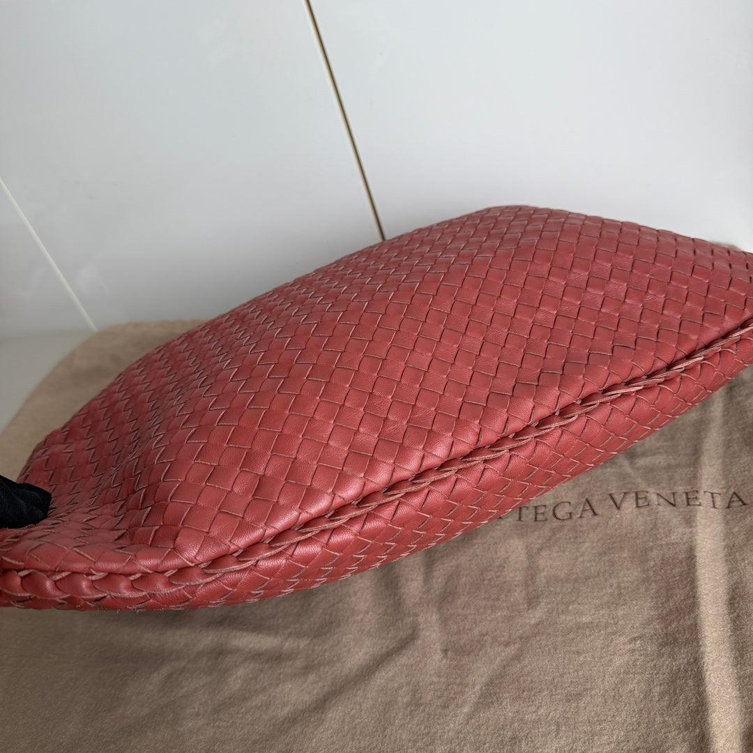Bottega Veneta Veneta Hobo Medium Brick Red Intrecciato Leather Bag 47cm In Excellent Condition In AUBERVILLIERS, FR