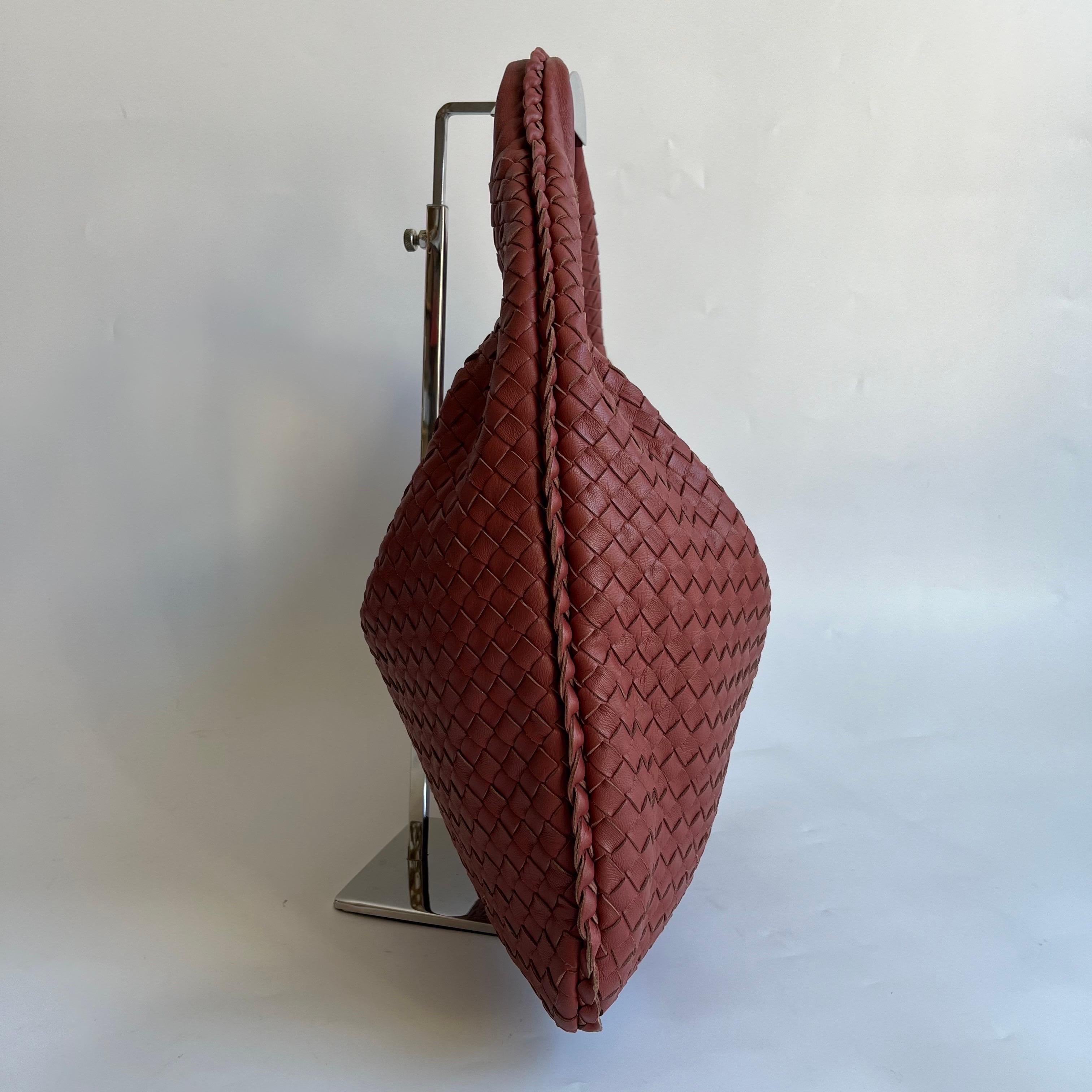 Bottega Veneta Hobo Medio Rosso Mattone Intrecciato in pelle 47cm In condizioni buone in vendita a AUBERVILLIERS, FR
