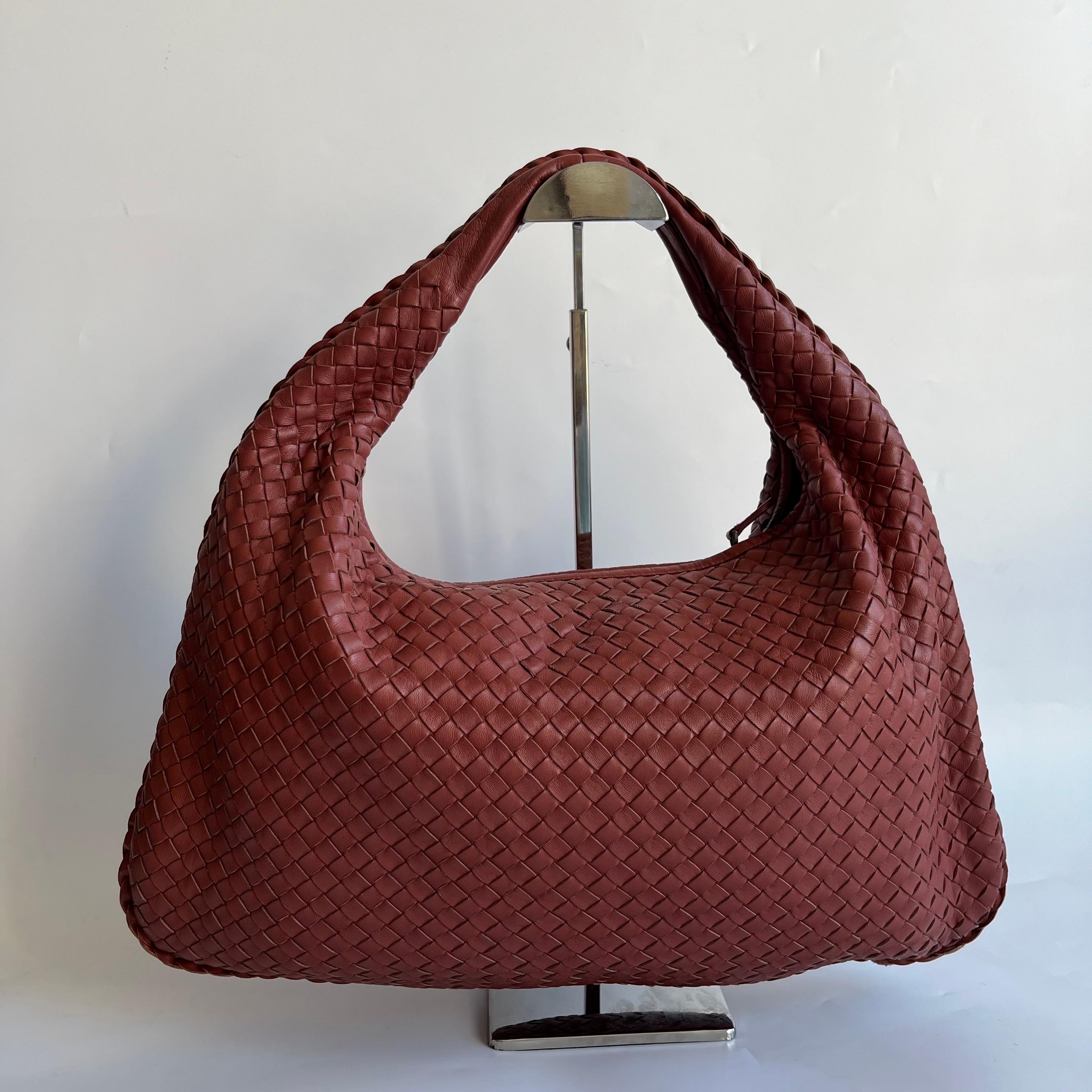 Bottega Veneta Hobo Medio Rosso Mattone Intrecciato in pelle 47cm in vendita 1