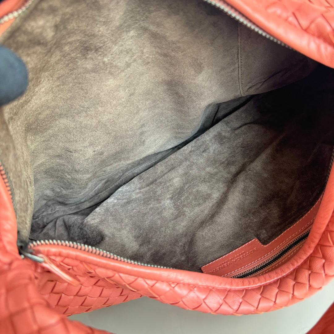 Sac hobo moyen en cuir Intrecciato corail de Bottega Veneta, 47 cm 5