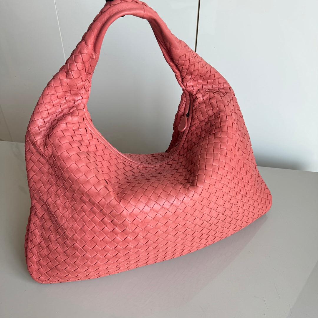 Sac hobo moyen en cuir Intrecciato corail de Bottega Veneta, 47 cm
Il s'agit de photos professionnelles du sac offert par Luxbags.

Ce sac Bottega Veneta est une pièce de luxe exceptionnelle, réalisée en cuir d'agneau emblématique avec le tissage