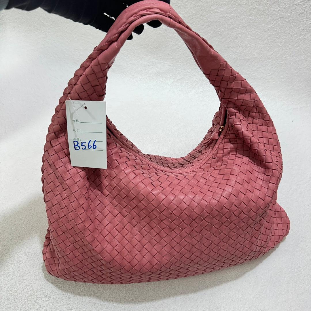 Bottega Veneta Bolso Hobo mediano de piel Intrecciato coral 47cm
 Estas son fotos profesionales de la bolsa real.
  
 Este Bolso Bottega Veneta Veneta es una pieza excepcional de lujo, confeccionada en la emblemática piel de cordero con el