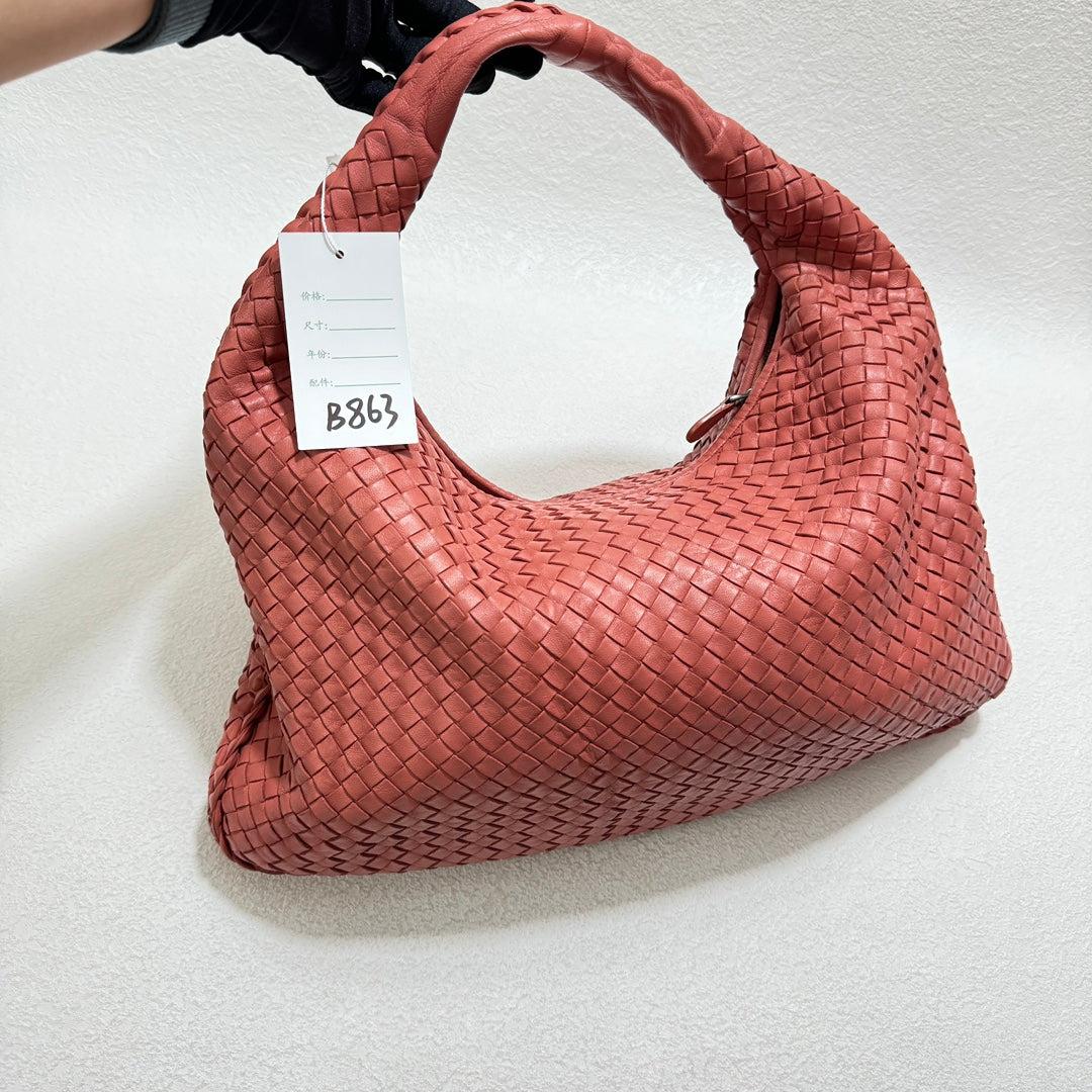 Bottega Veneta Veneta Hobo Medium Coral Intrecciato Leather Bag 47cm These are professional photos of the actual bag offered by Luxbags. This Bottega Veneta Veneta Bag is an exceptional piece of luxury, crafted from iconic lambskin leather with the