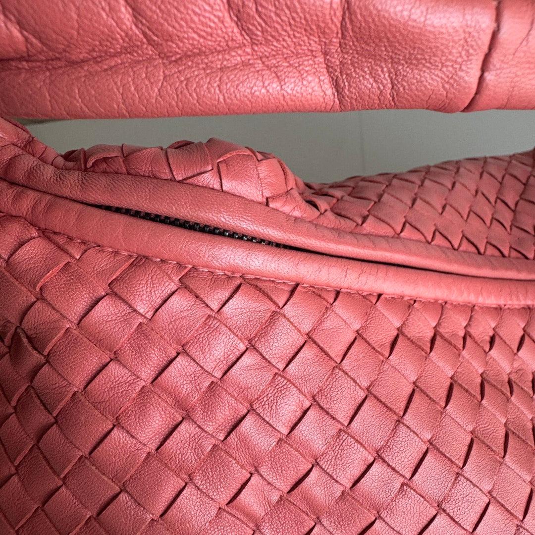 Rose Sac hobo moyen en cuir Intrecciato corail de Bottega Veneta, 47 cm